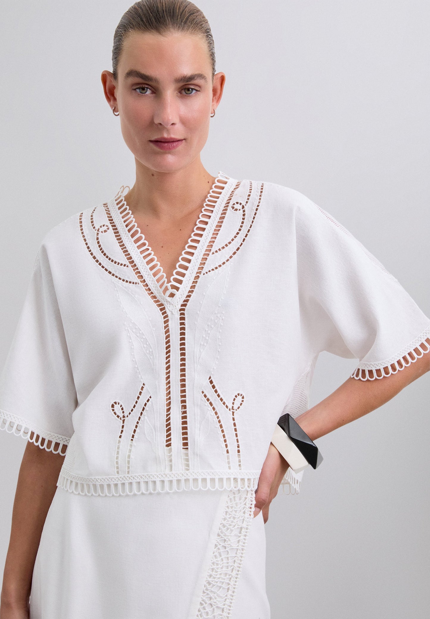BLUSA COM PORMENORES DE RENDA
