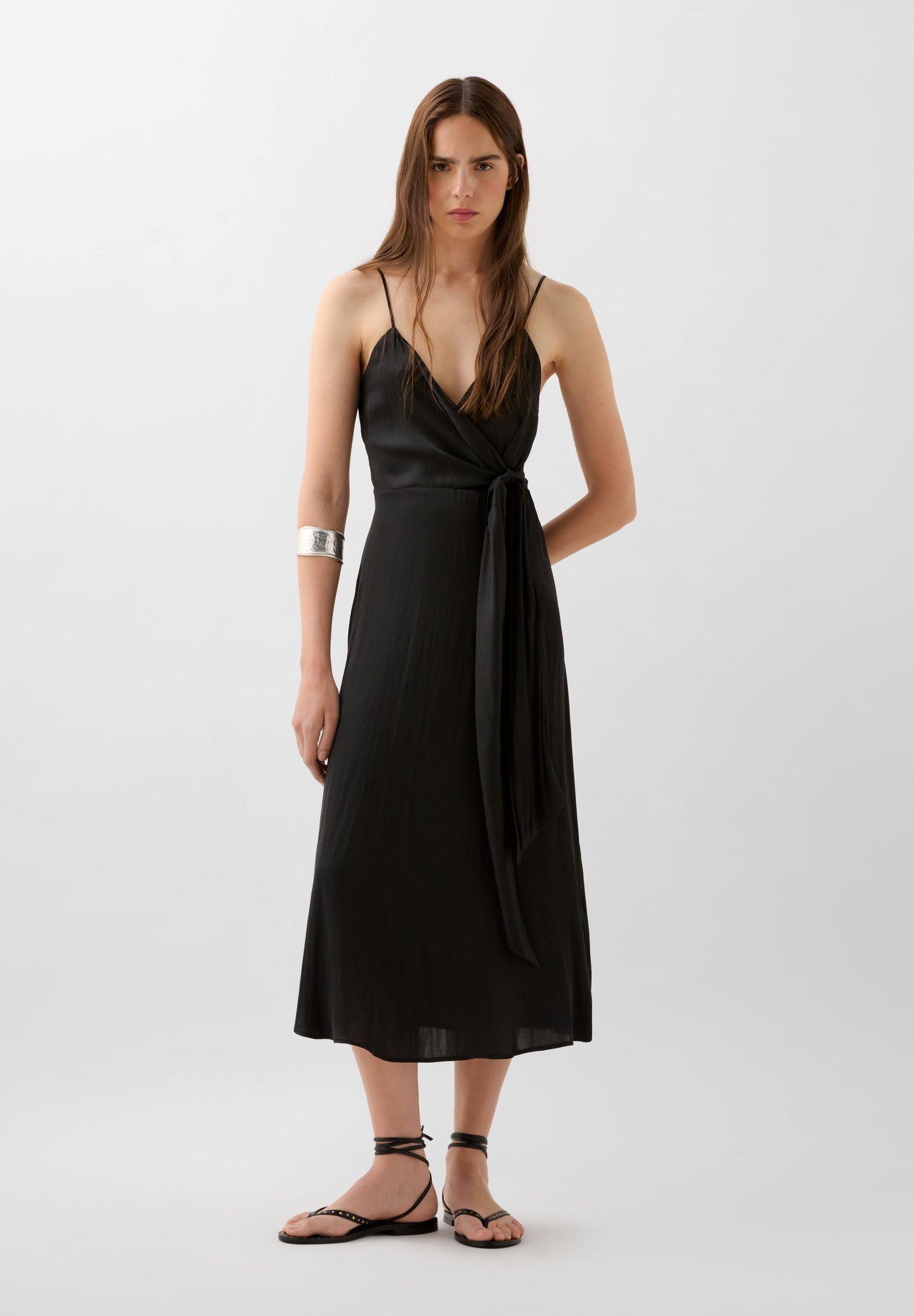 VESTIDO COM DECOTE ASSIMÉTRICO