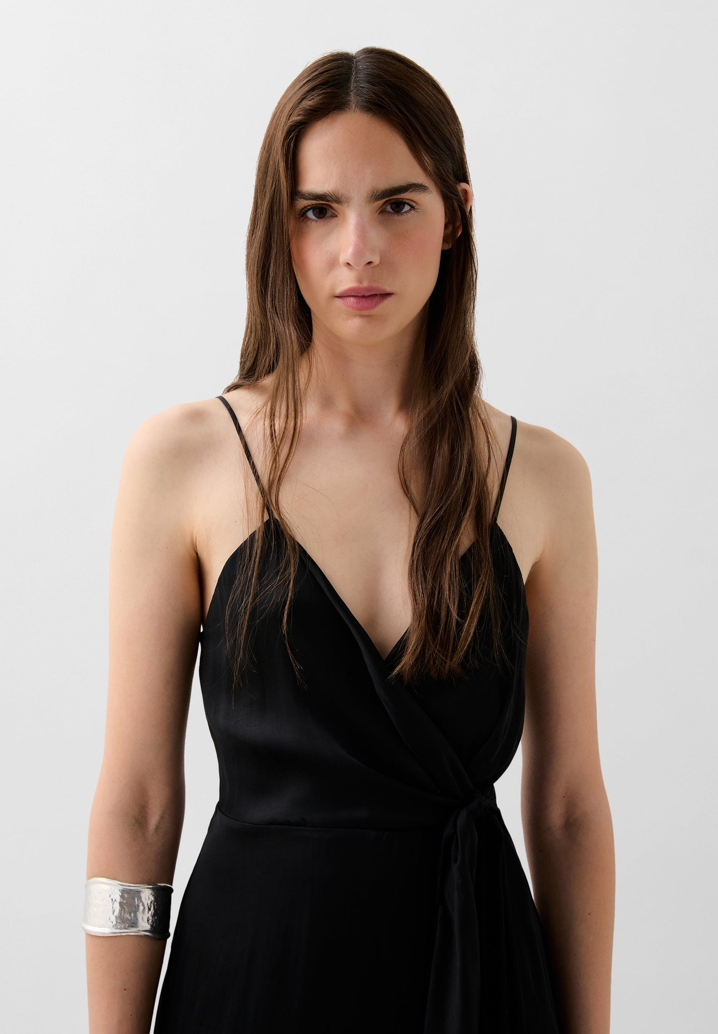 VESTIDO COM DECOTE ASSIMÉTRICO