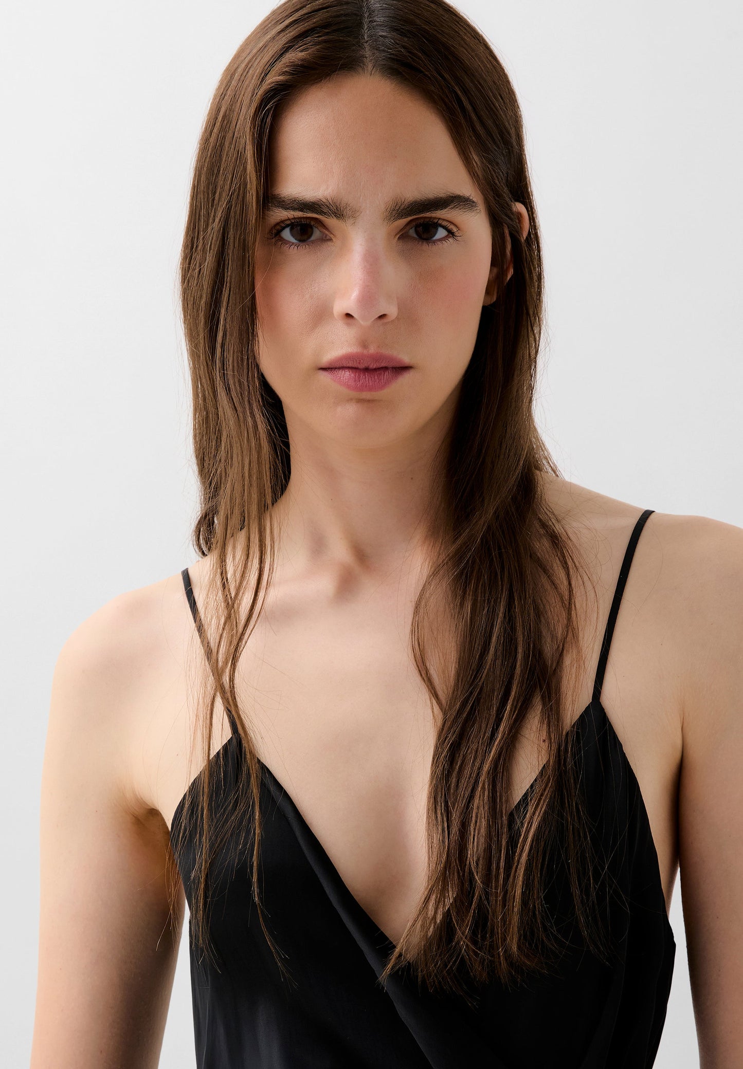 VESTIDO COM DECOTE ASSIMÉTRICO