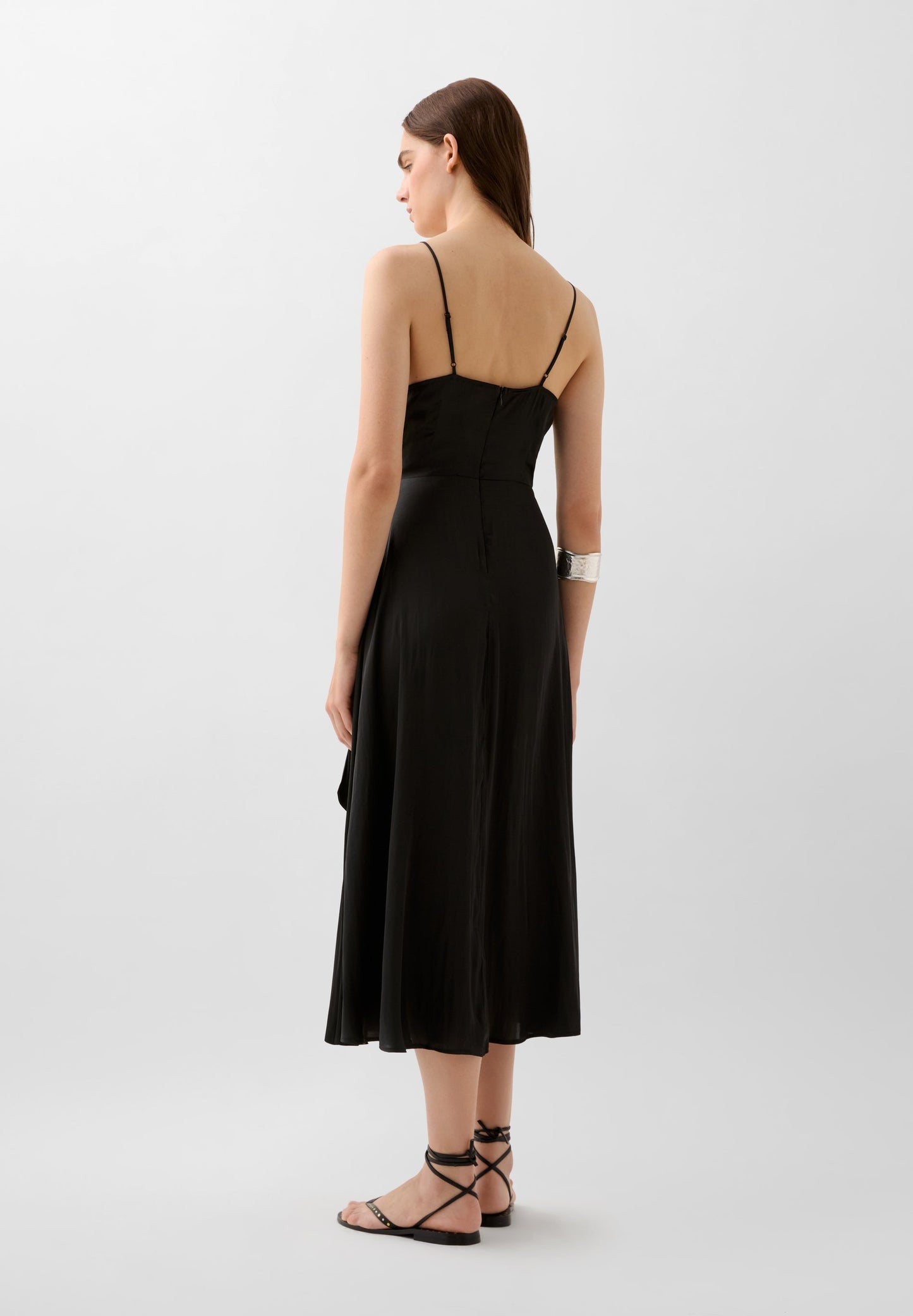 VESTIDO COM DECOTE ASSIMÉTRICO