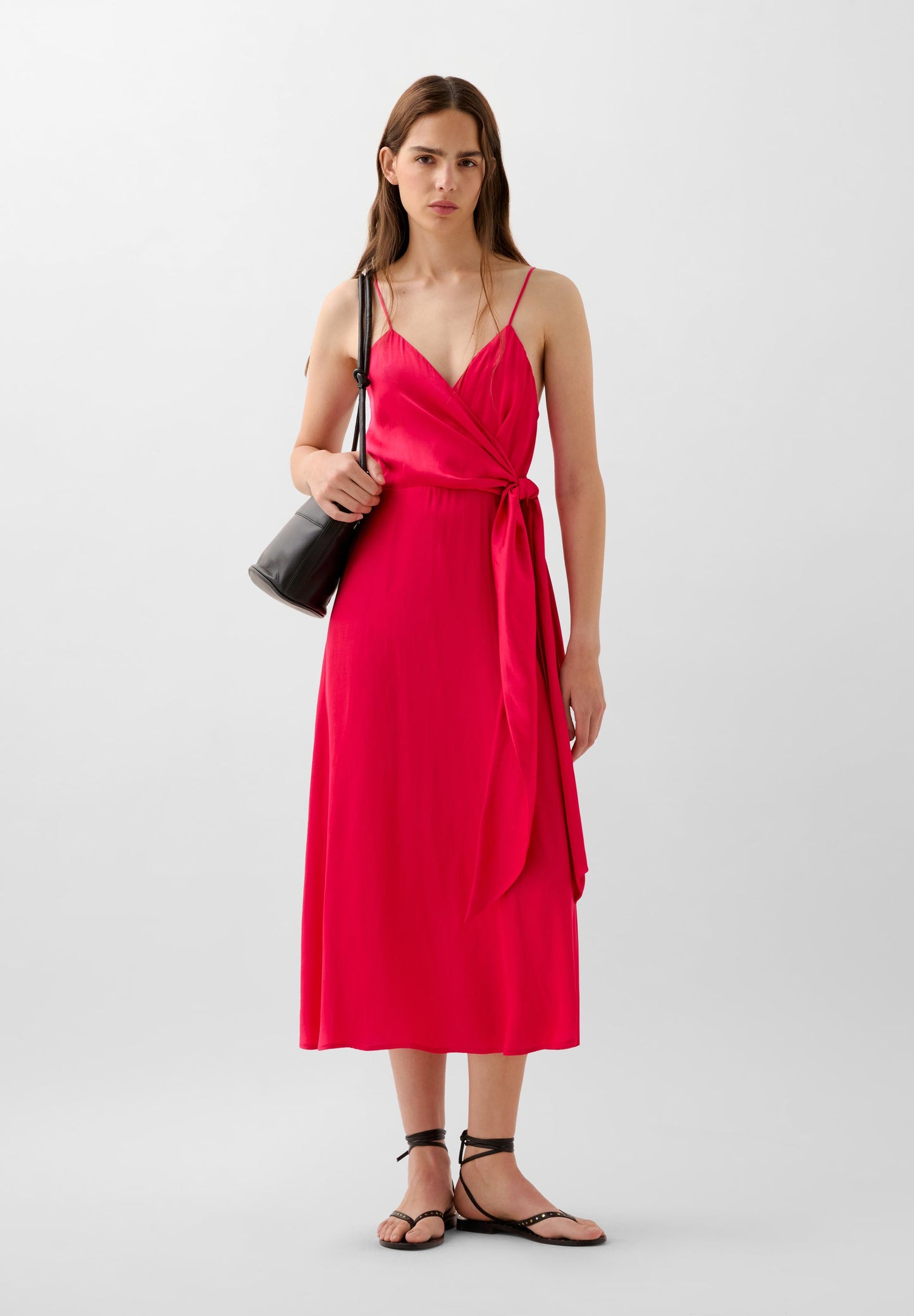 VESTIDO COM DECOTE ASSIMÉTRICO