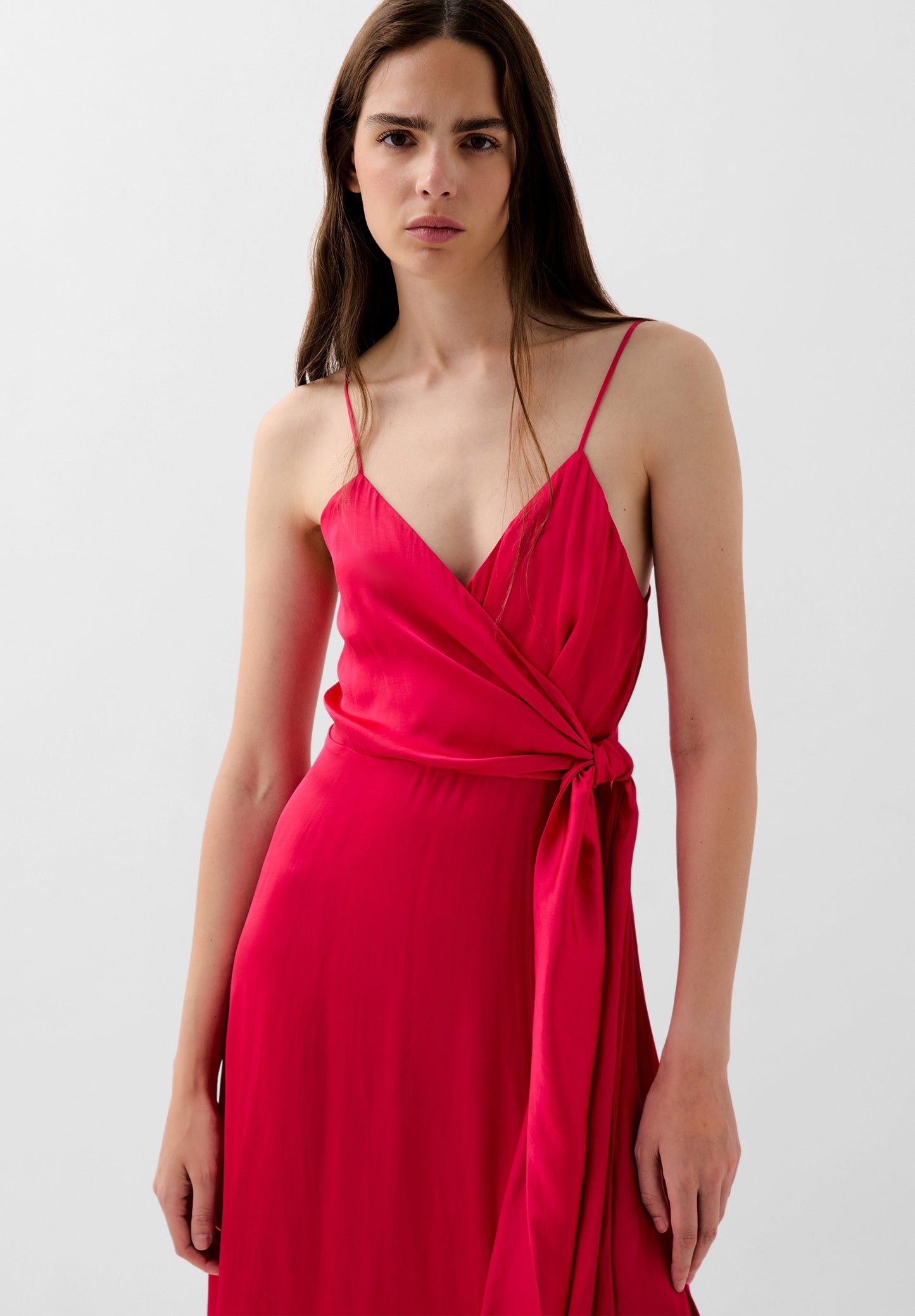 VESTIDO COM DECOTE ASSIMÉTRICO