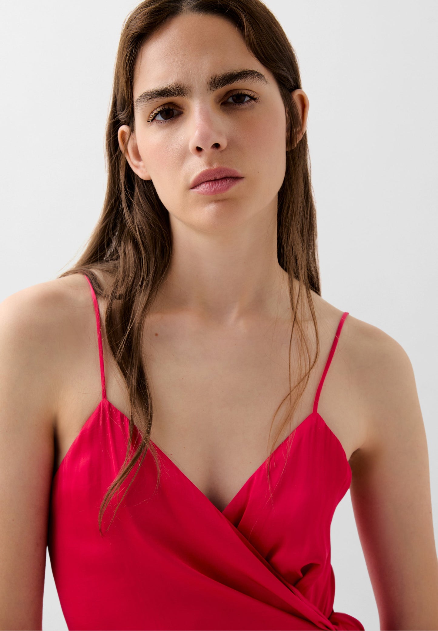 VESTIDO COM DECOTE ASSIMÉTRICO