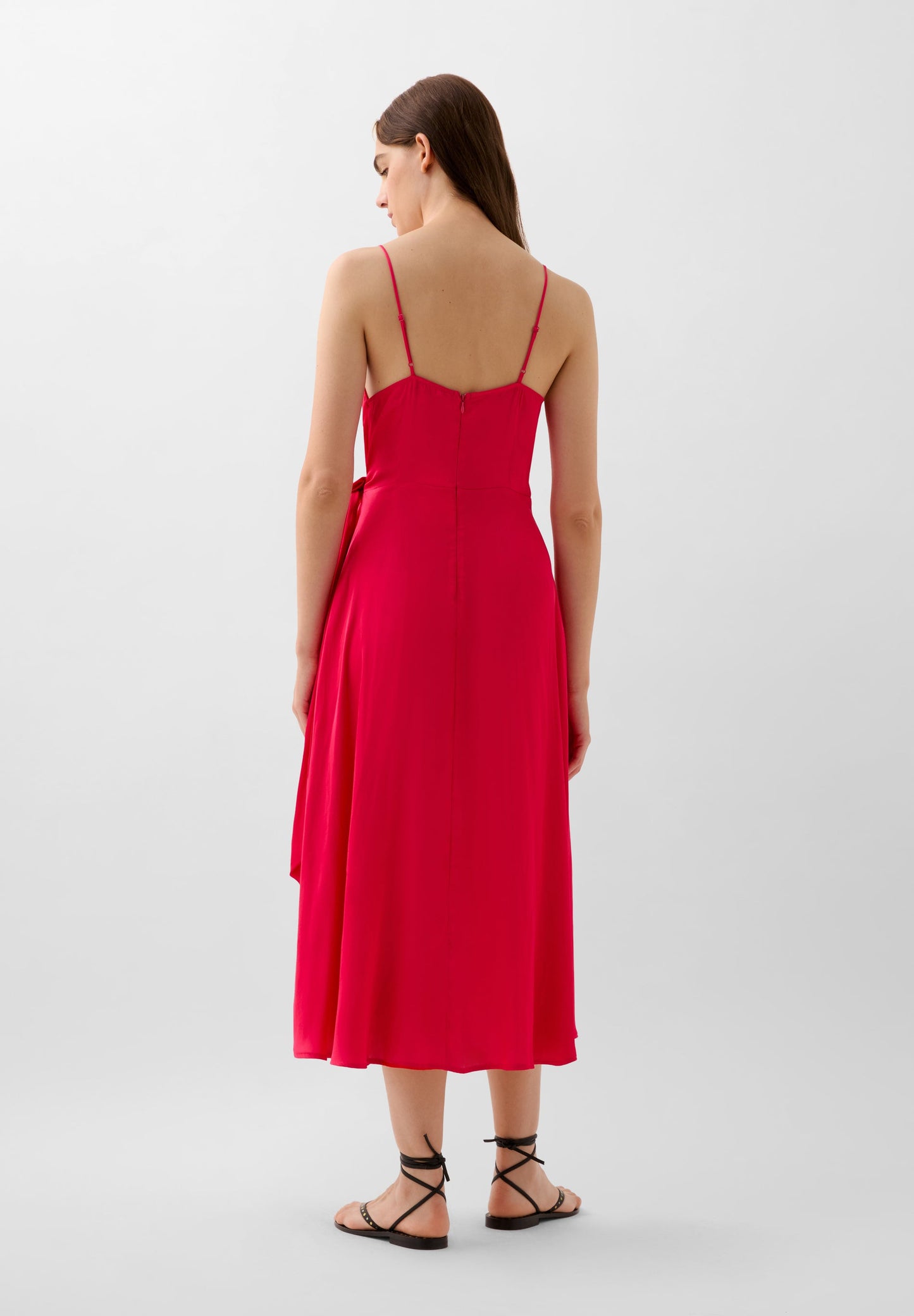 VESTIDO COM DECOTE ASSIMÉTRICO