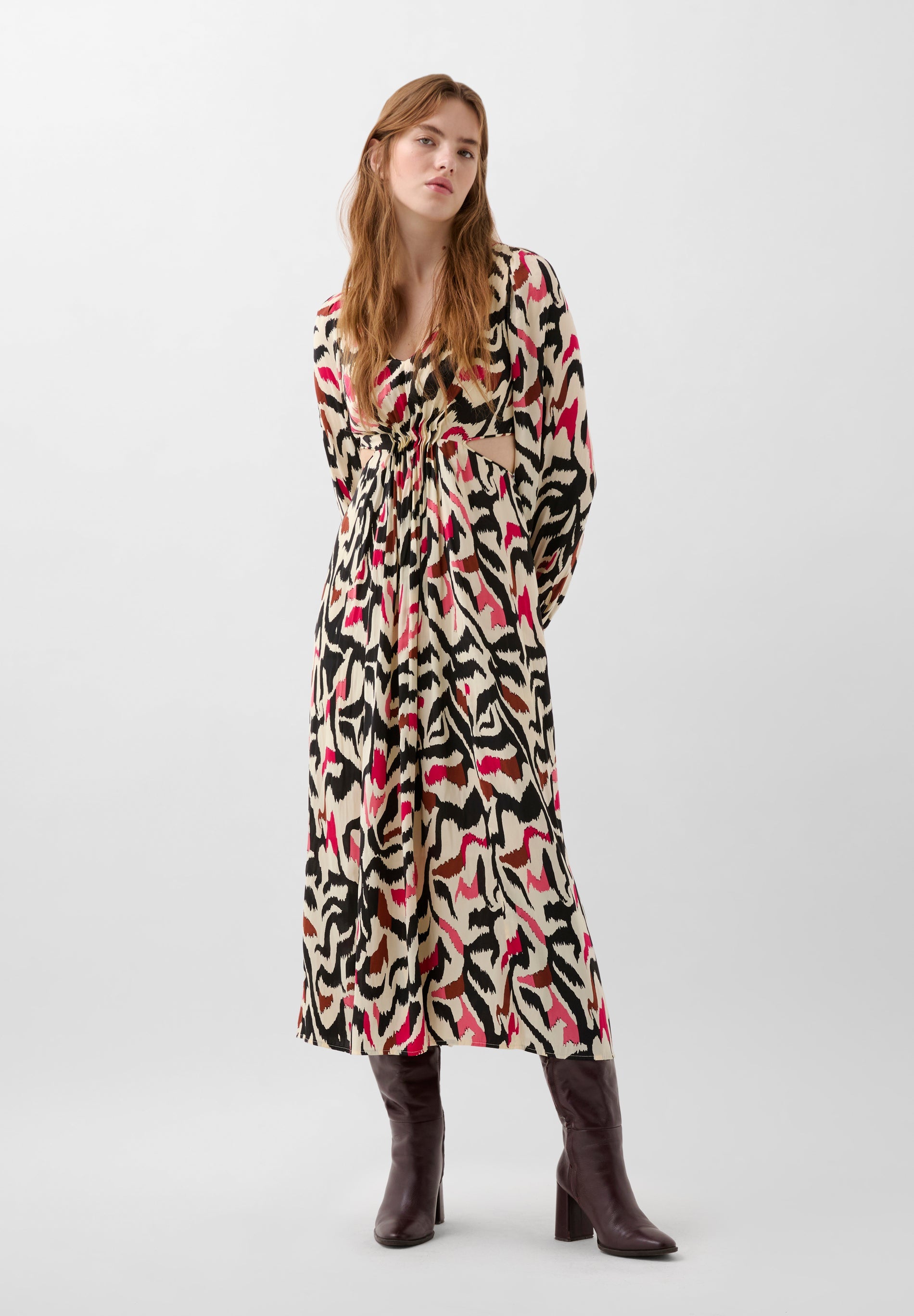 VESTIDO COM PADRÃO E ABERTURAS