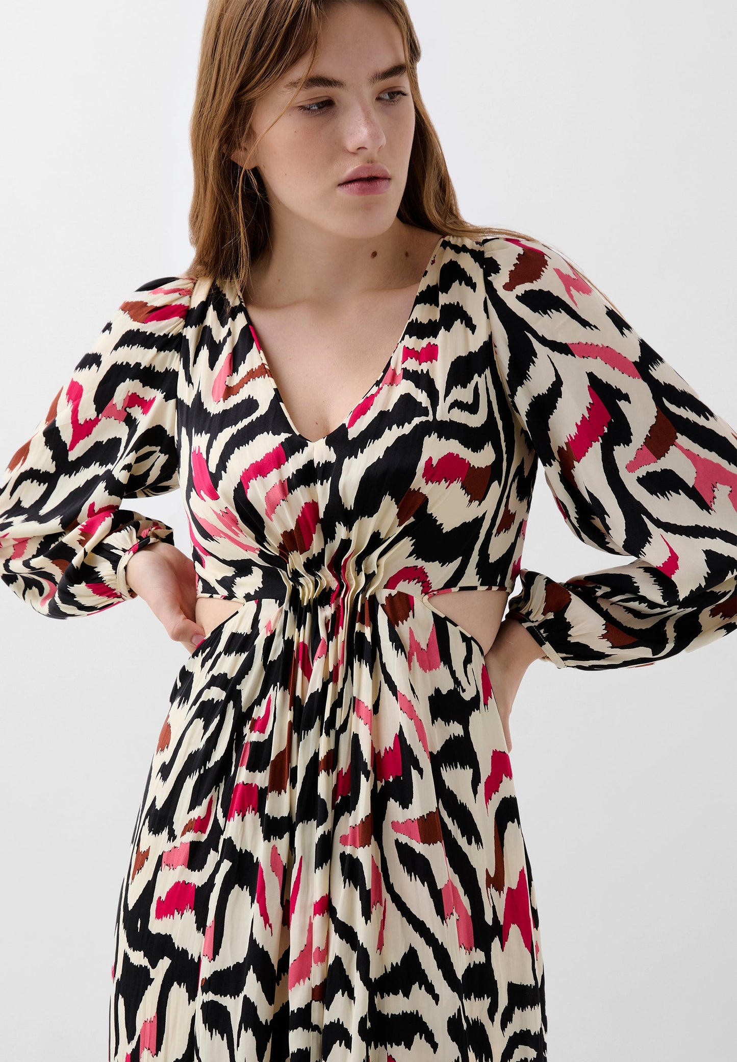 VESTIDO COM PADRÃO E ABERTURAS