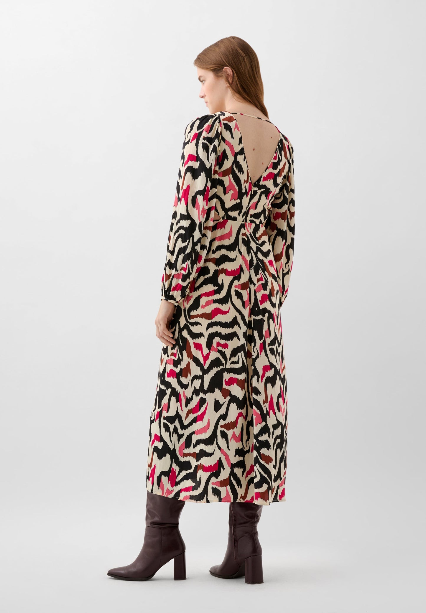 VESTIDO COM PADRÃO E ABERTURAS