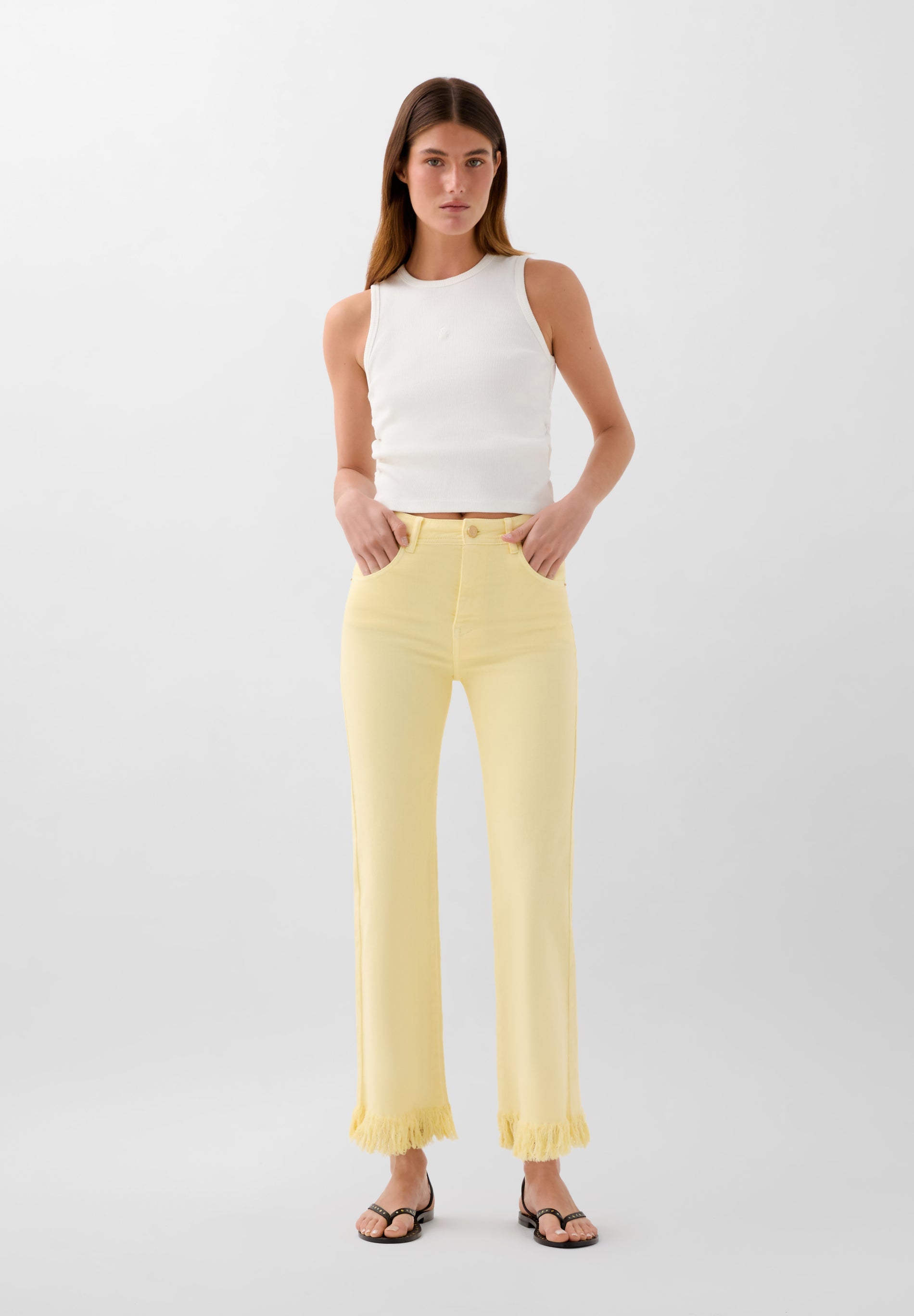 CALÇAS JEANS COM FRANJAS E BORDADO