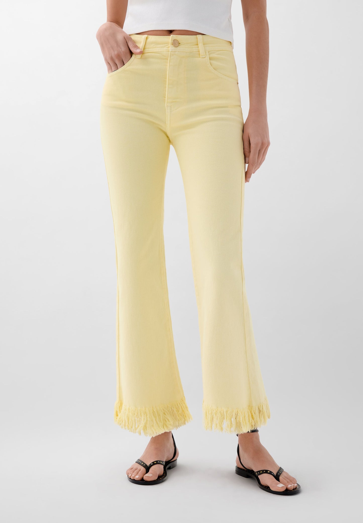 CALÇAS JEANS COM FRANJAS E BORDADO