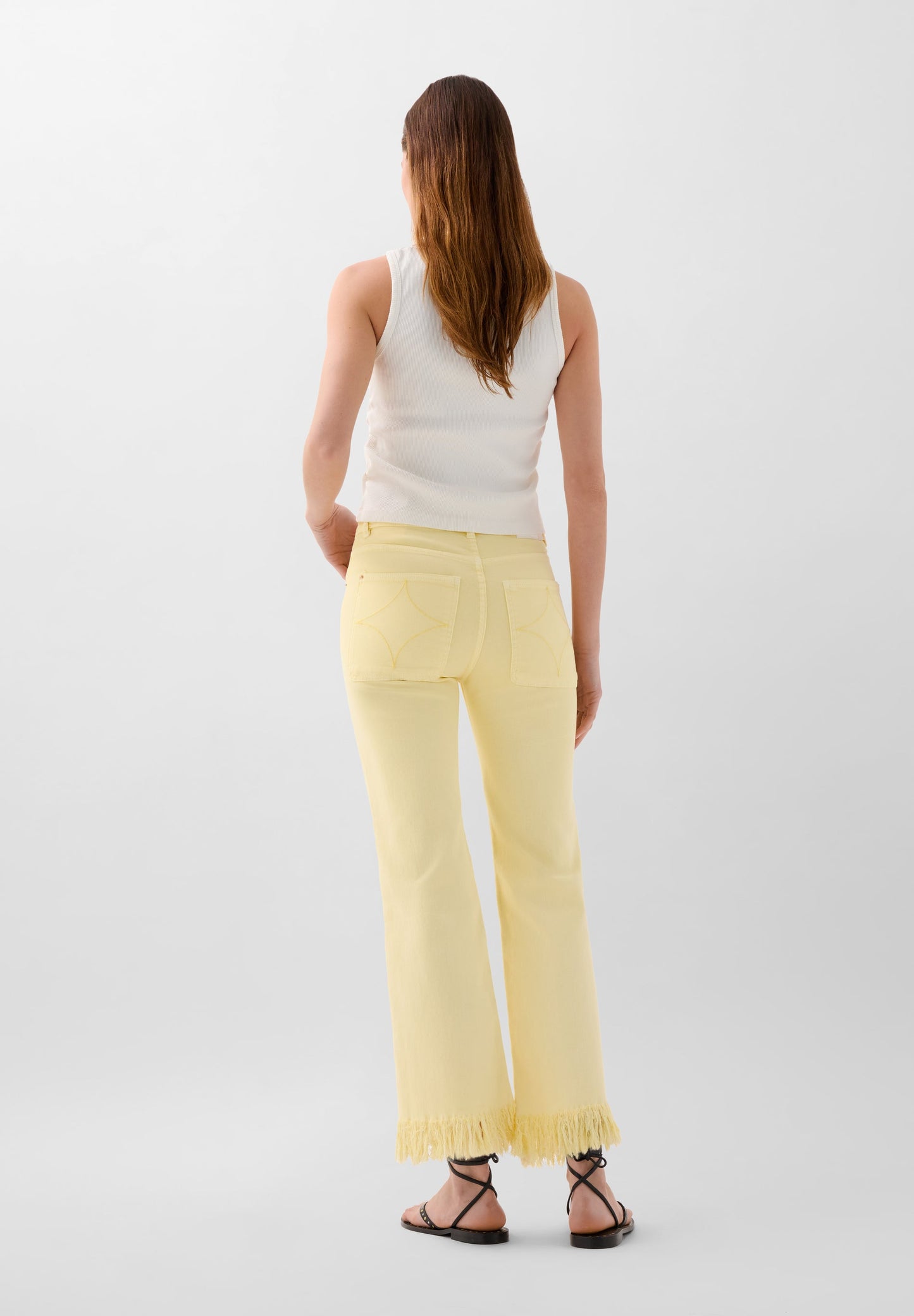 CALÇAS JEANS COM FRANJAS E BORDADO