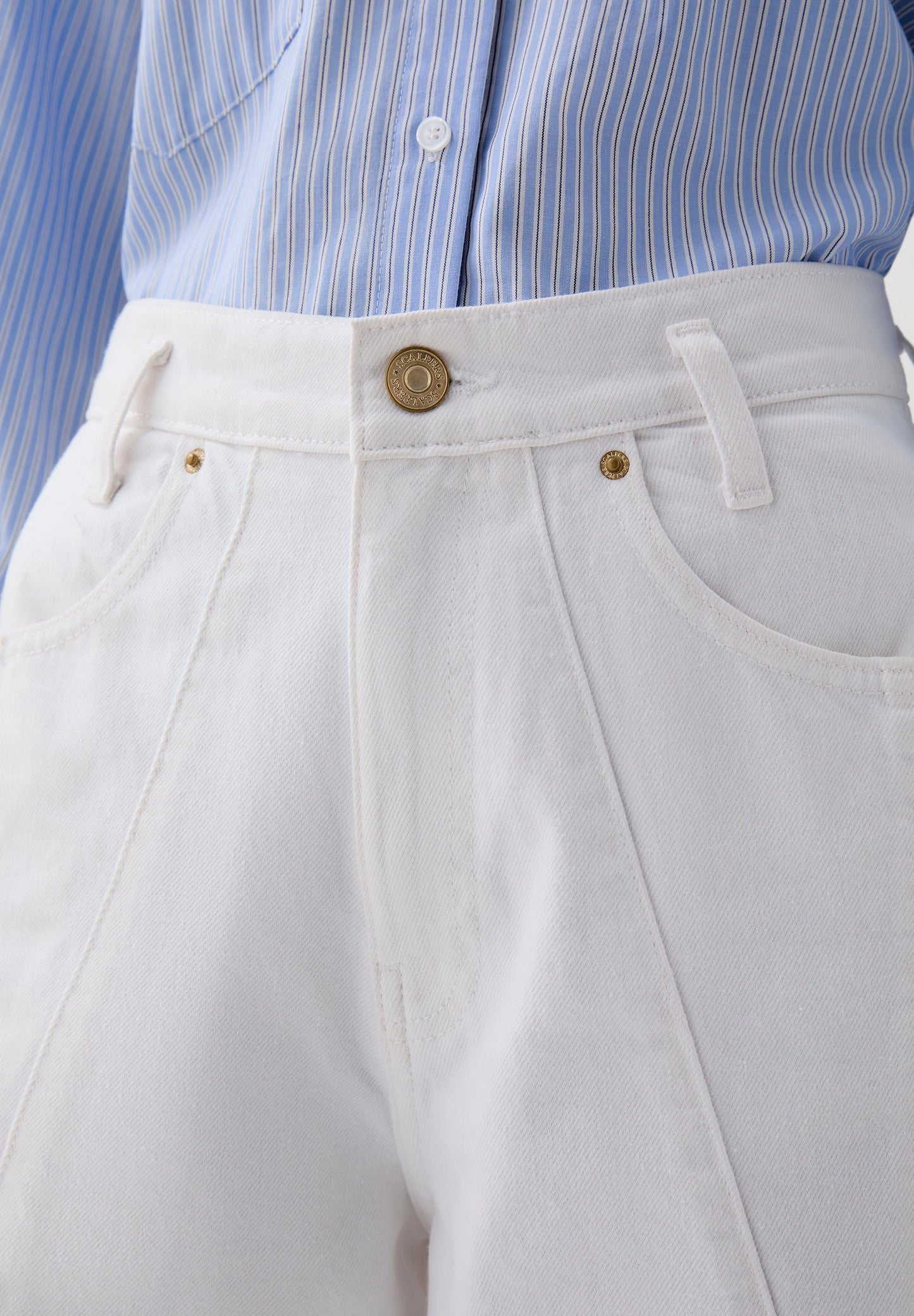 JEANS COM COSTURA E CINTURA SUBIDA