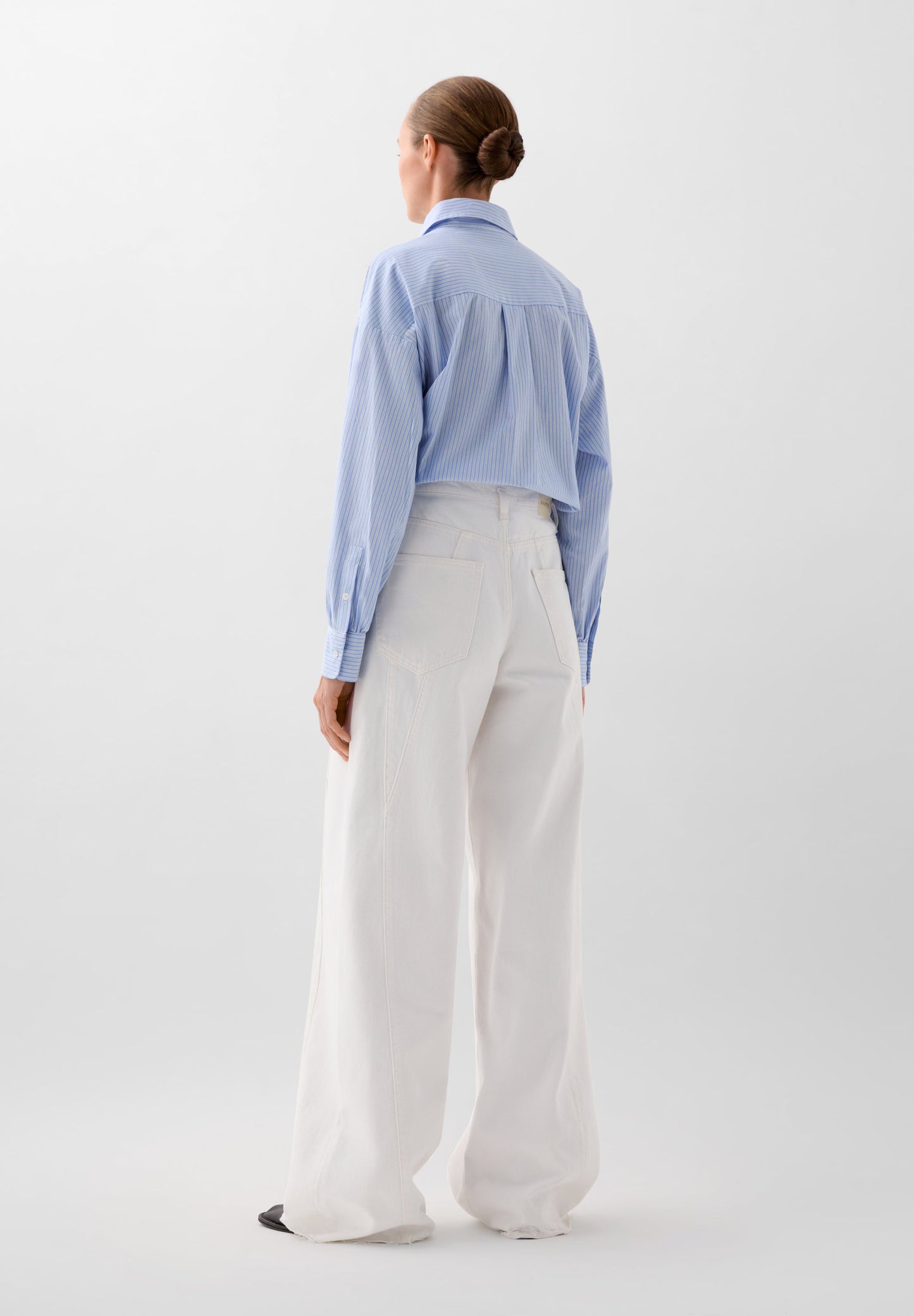 JEANS COM COSTURA E CINTURA SUBIDA