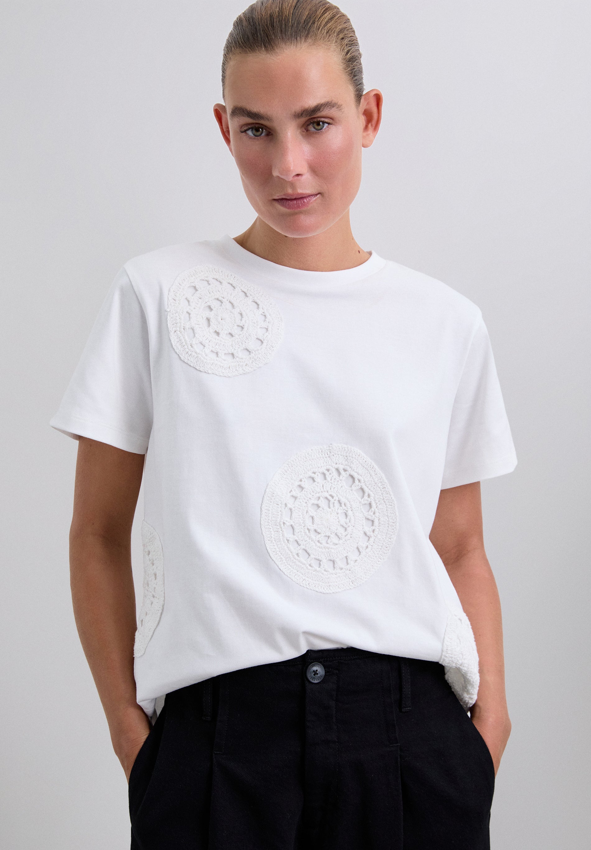 T-SHIRT COM PORMENORES EM CROCHET