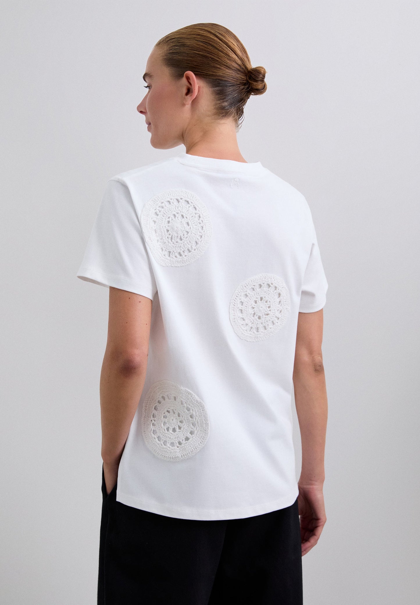 T-SHIRT COM PORMENORES EM CROCHET