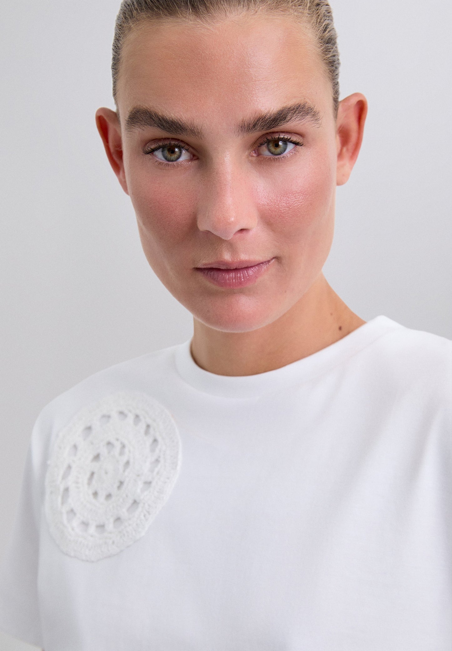 T-SHIRT COM PORMENORES EM CROCHET