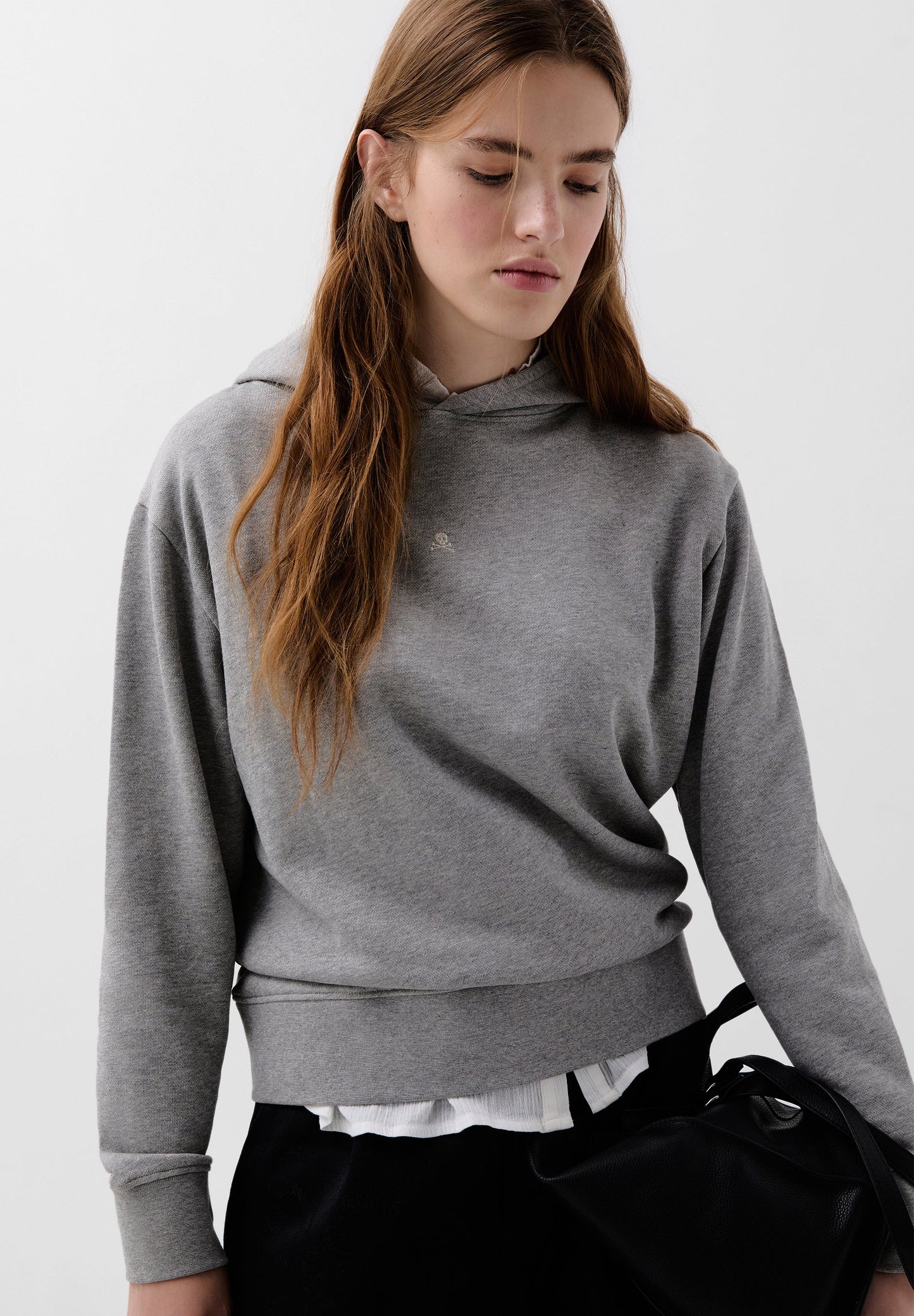 SWEATSHIRT DE CAPUZ COM LOGÓTIPO BORDADO