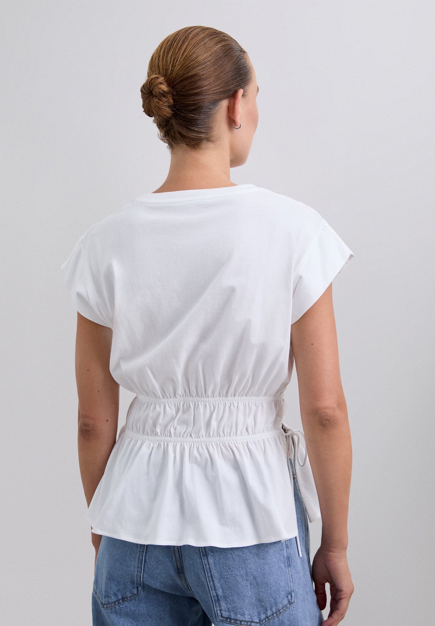 T-SHIRT COM FRANZIDOS NA CINTURA