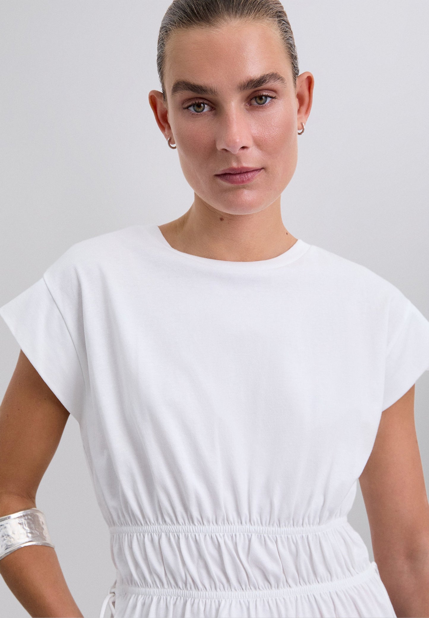 T-SHIRT COM FRANZIDOS NA CINTURA