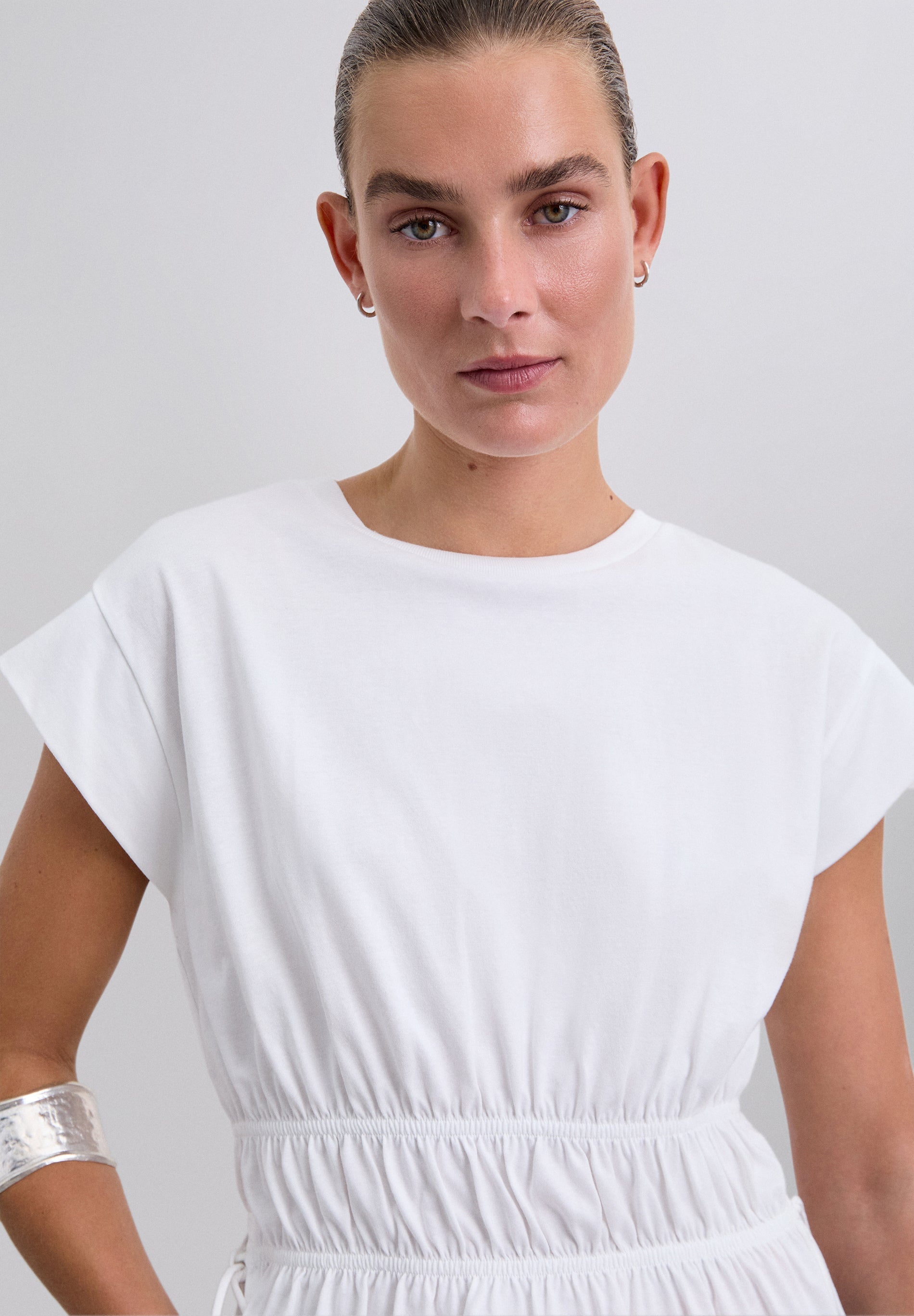 T-SHIRT COM FRANZIDOS NA CINTURA