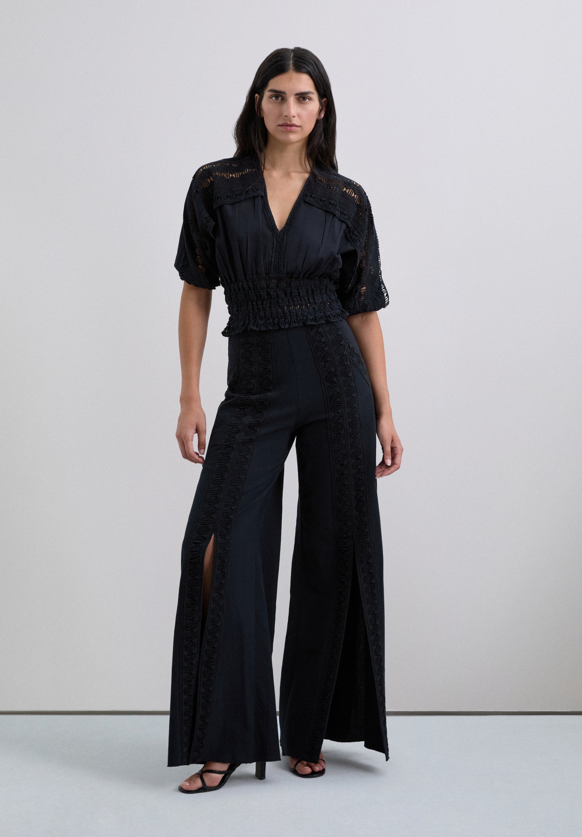 CALÇAS COM ABERTURAS E BORDADOS