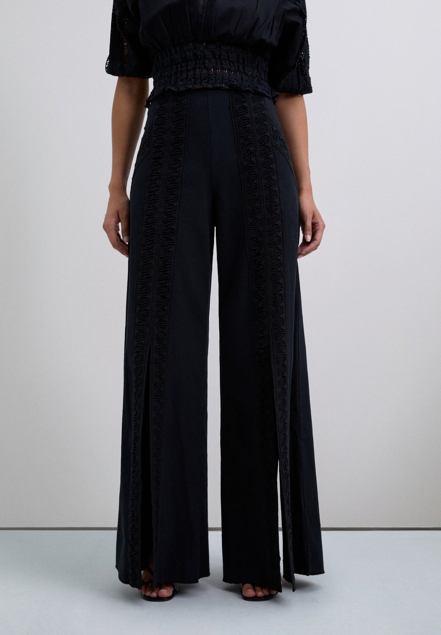 PANTALÓN ABERTURAS BORDADOS