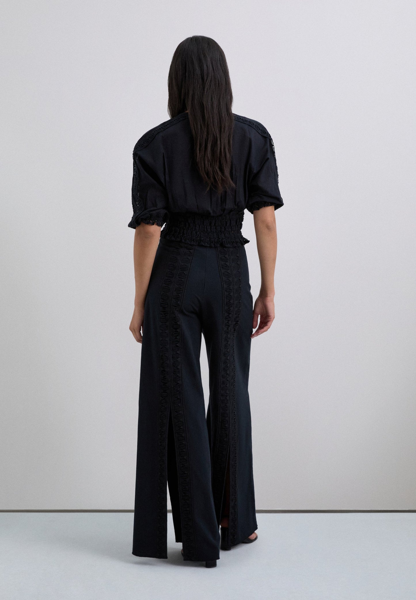 CALÇAS COM ABERTURAS E BORDADOS