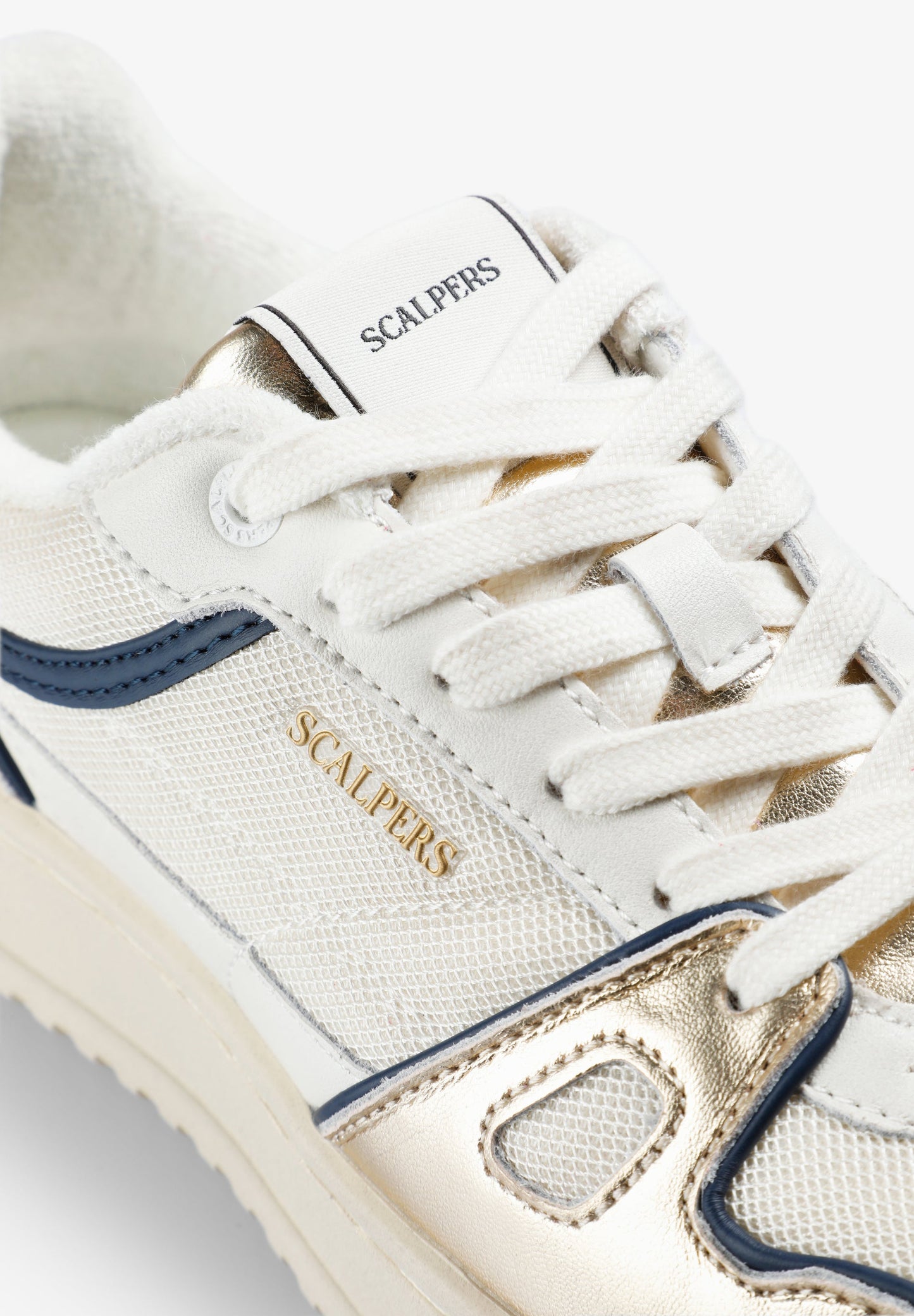 SAPATILHAS COM SKULL A CONTRASTAR