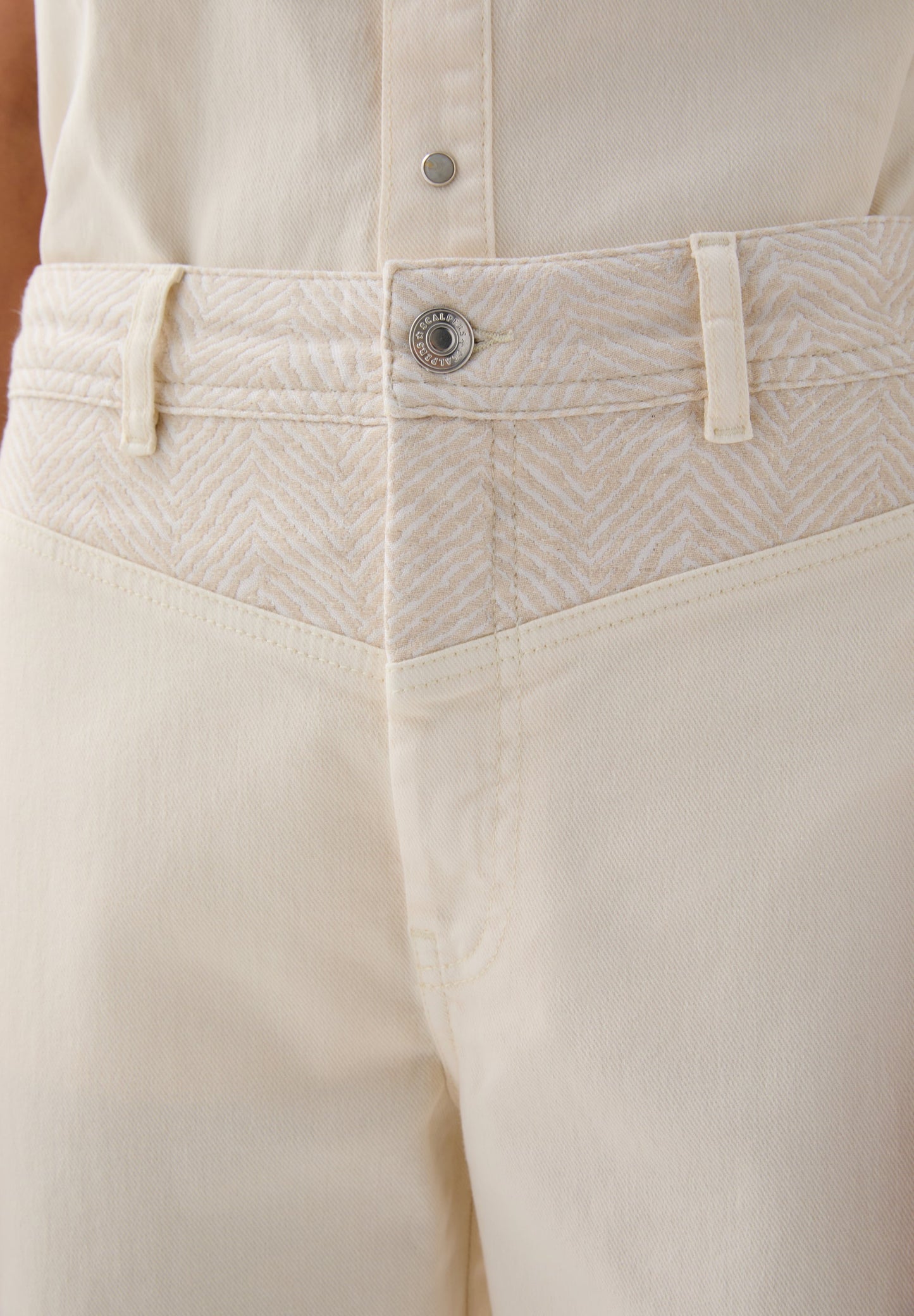 JEANS COM PORMENORES A CONTRASTAR