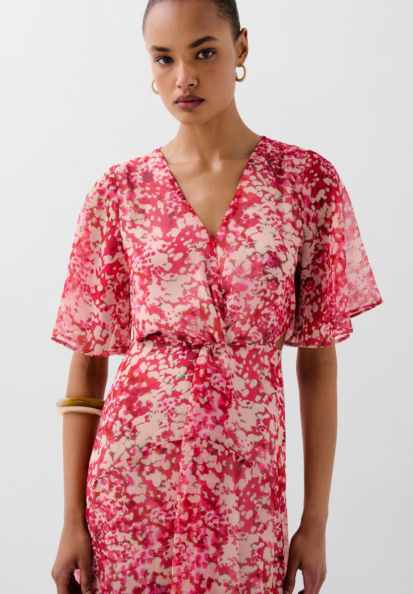 VESTIDO COM PADRÃO FLUIDO