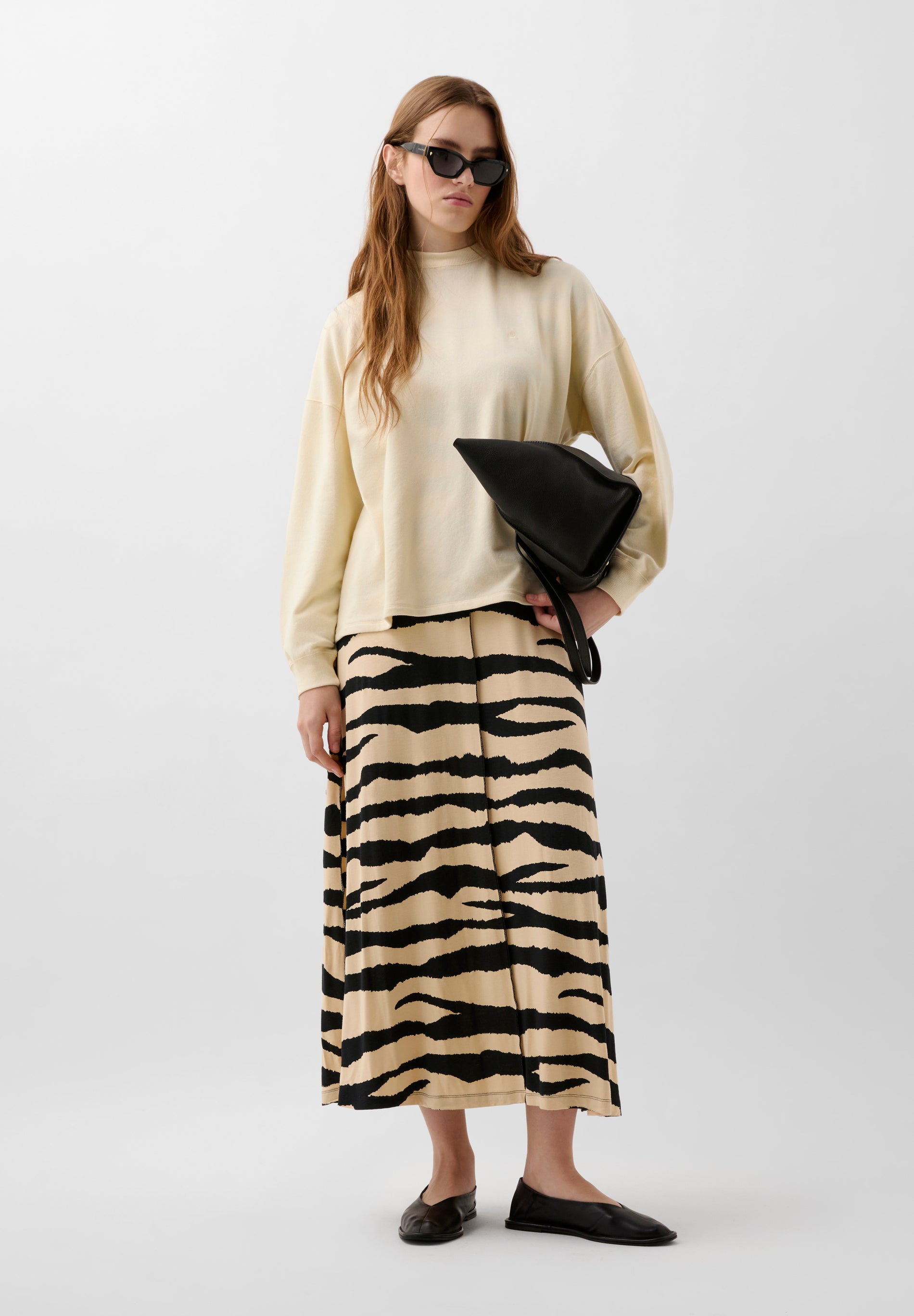 SWEATSHIRT COM SKULL BORDADA NO TOM