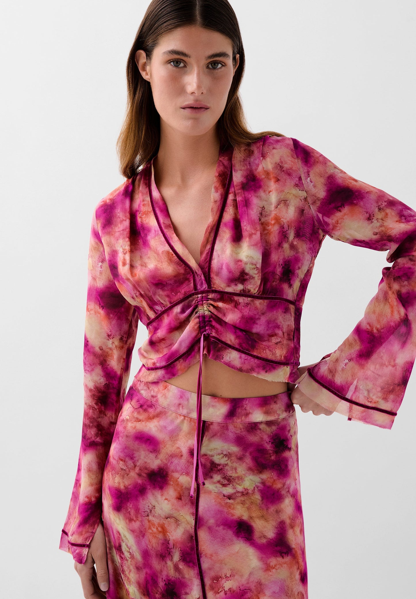 BLUSA TIE DYE ACABAMENTO VELUDO