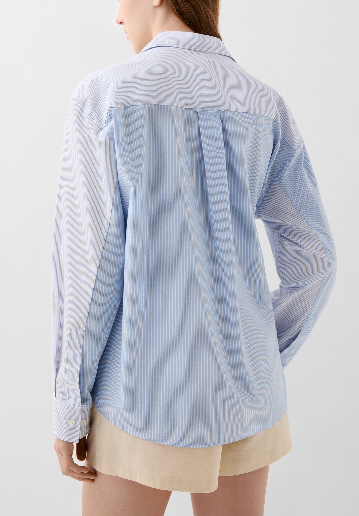 CAMISA ÀS RISCAS EM CONTRASTE COM LAÇO