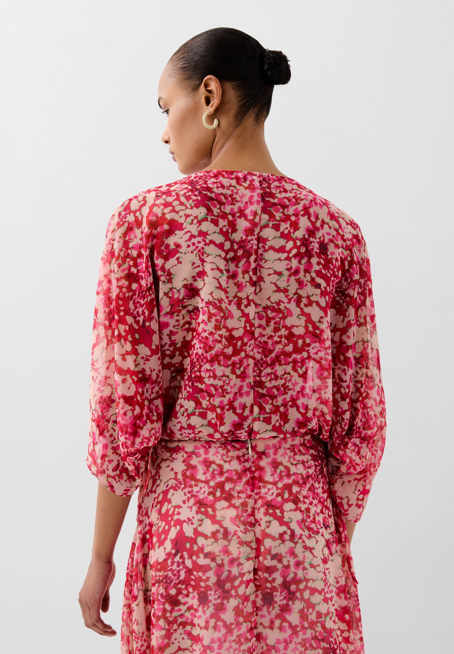 CAMISA COM PADRÃO E LAÇOS