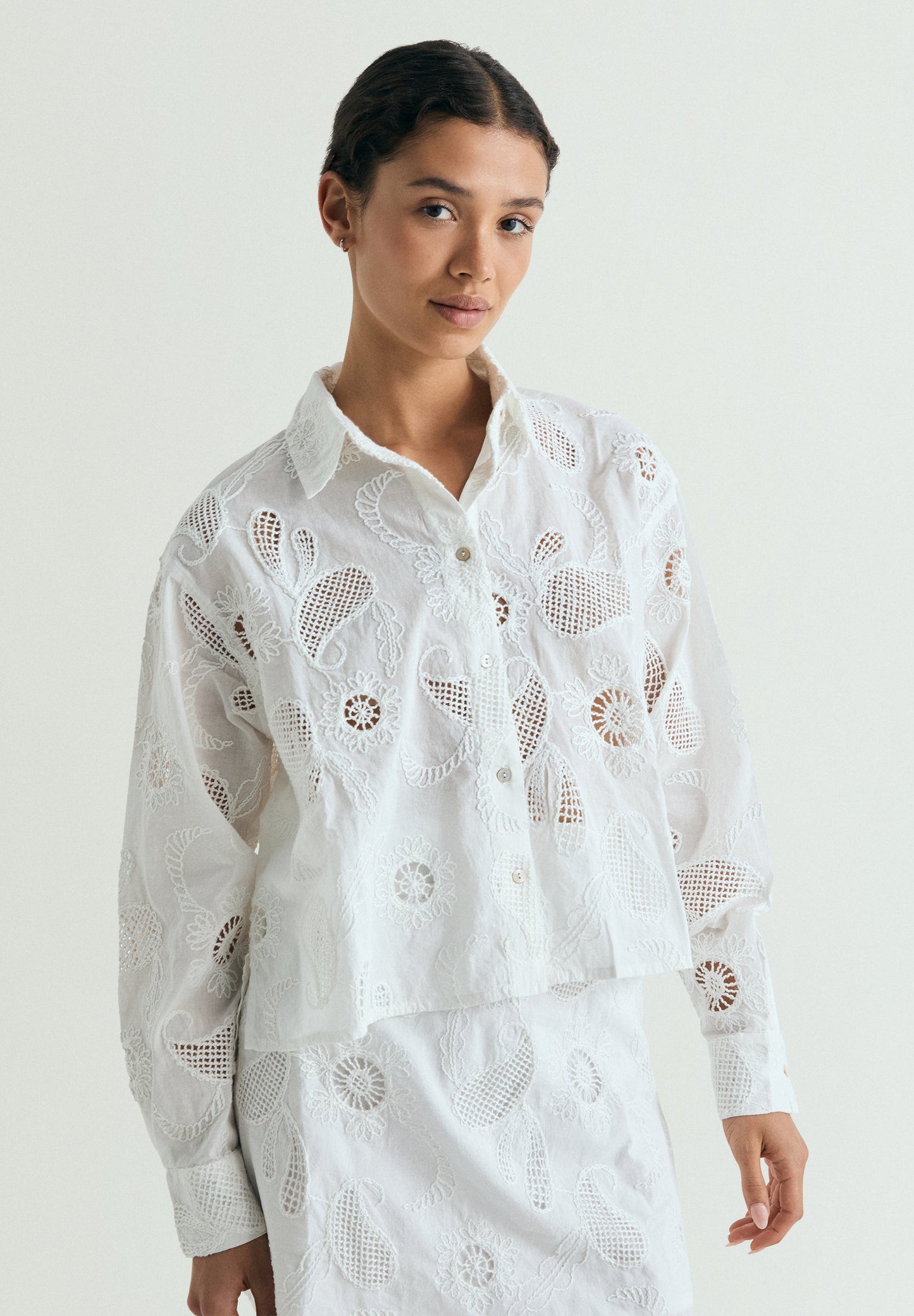 CAMISA COM BORDADOS PERFURADA
