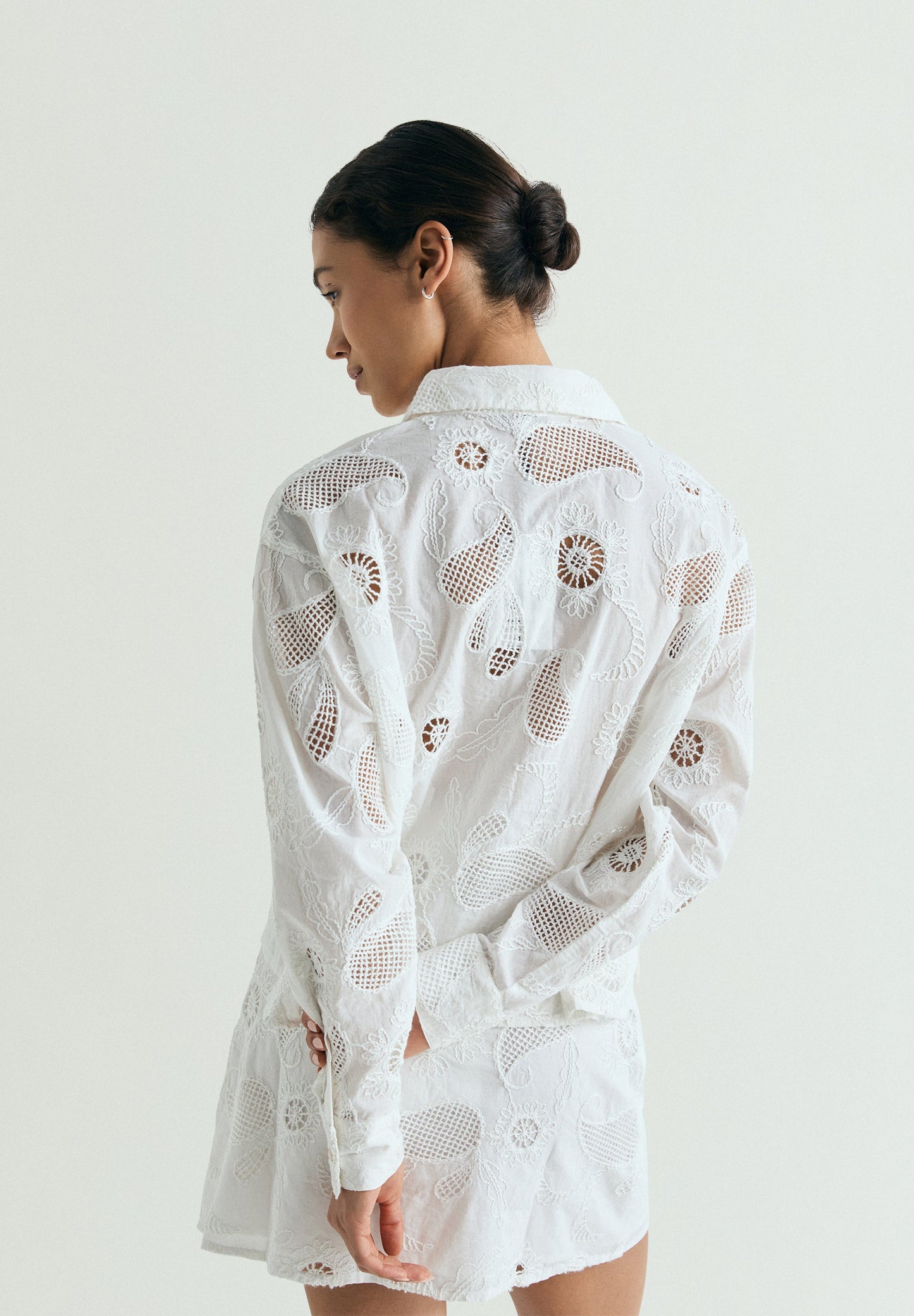 CAMISA COM BORDADOS PERFURADA