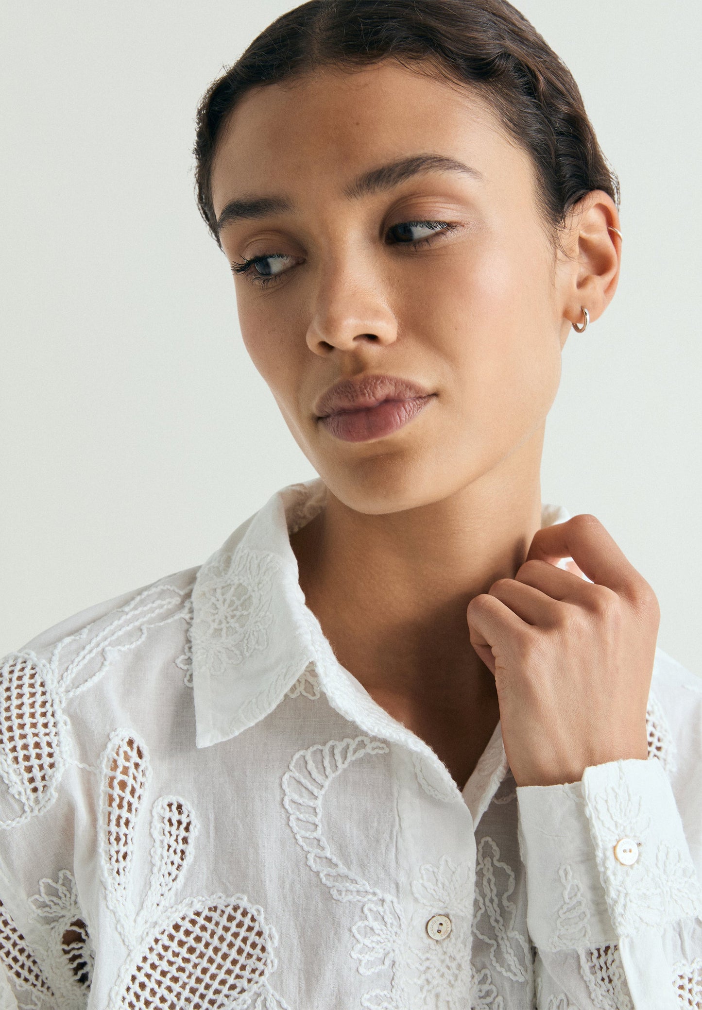 CAMISA COM BORDADOS PERFURADA