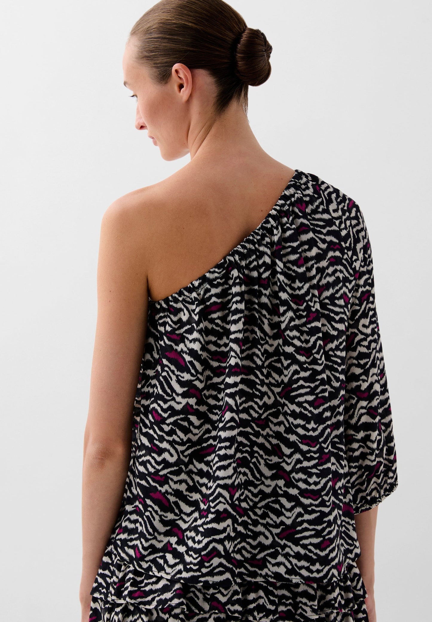 BLUSA ASSIMÉTRICA COM ESTAMPADO ANIMAL
