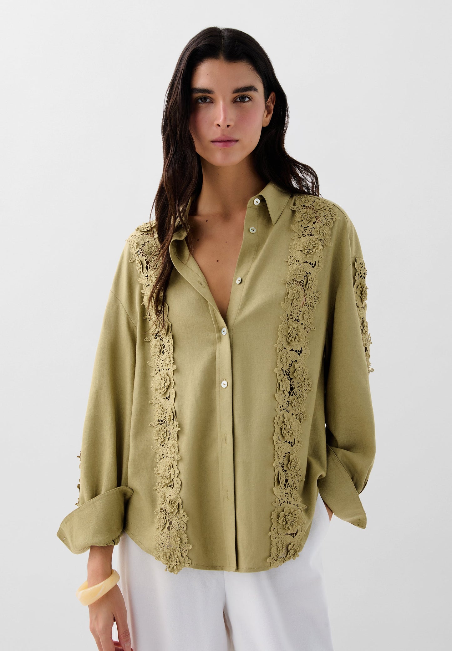 CAMISA COM DETALHES EM RENDA