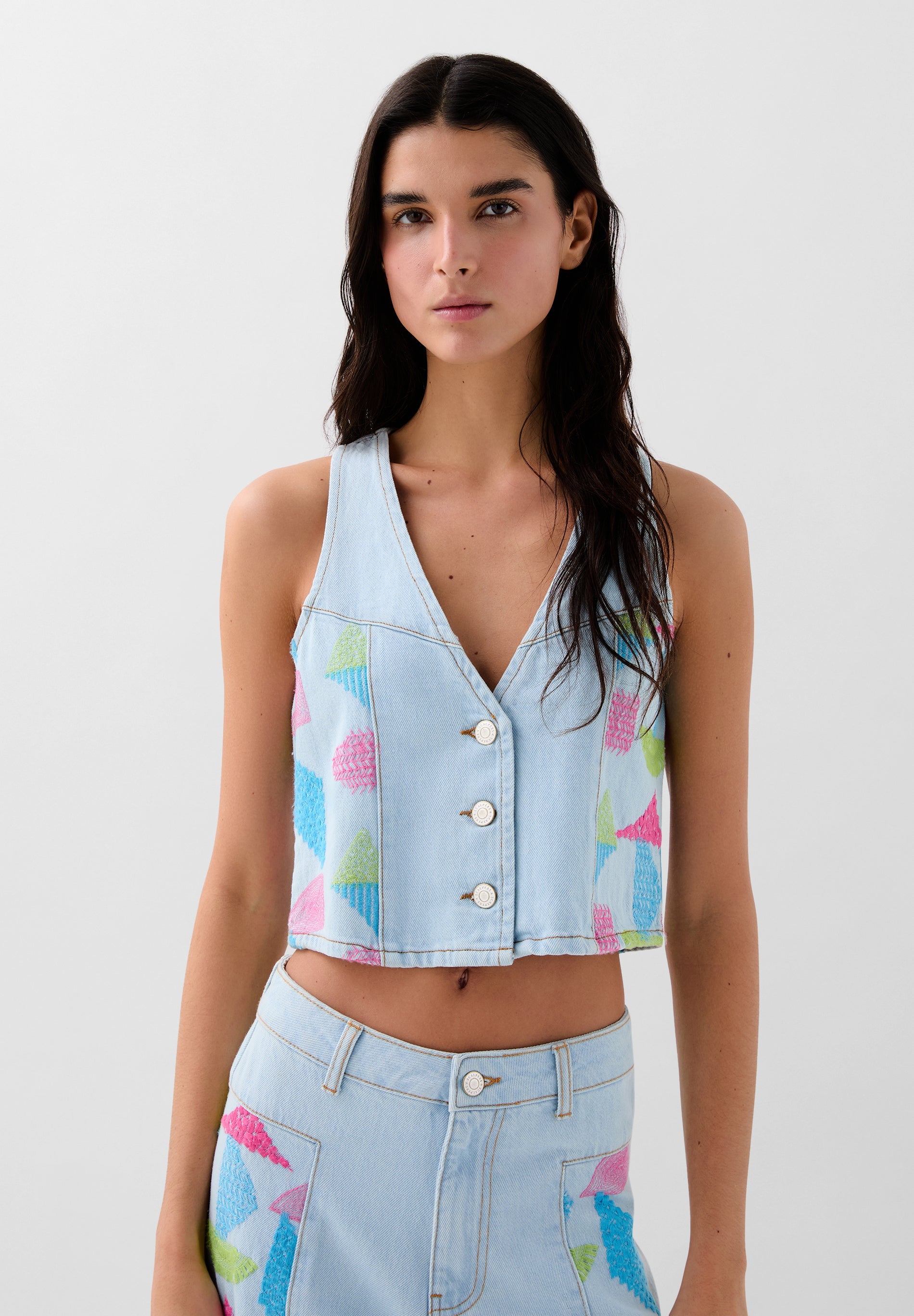 COLETE DENIM COM BORDADOS TRICOLOR