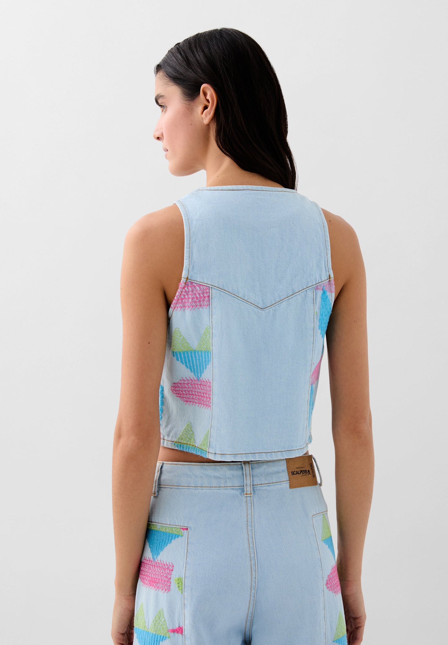 COLETE DENIM COM BORDADOS TRICOLOR