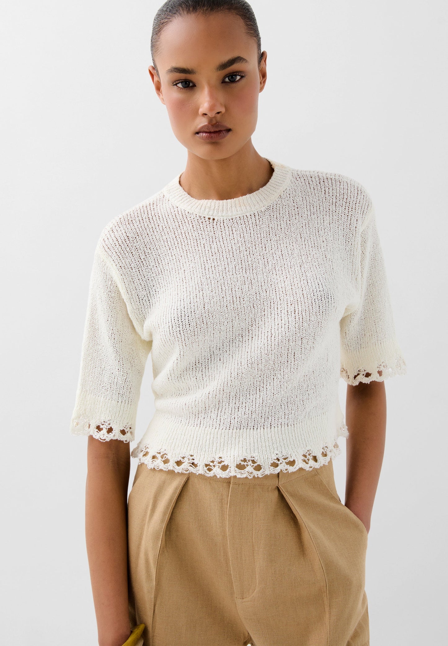 CAMISOLA CROPPED COM PORMENOR DE ACABAMENTO