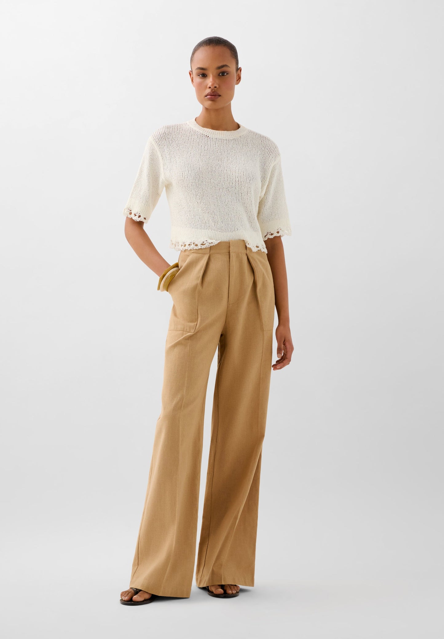 CAMISOLA CROPPED COM PORMENOR DE ACABAMENTO