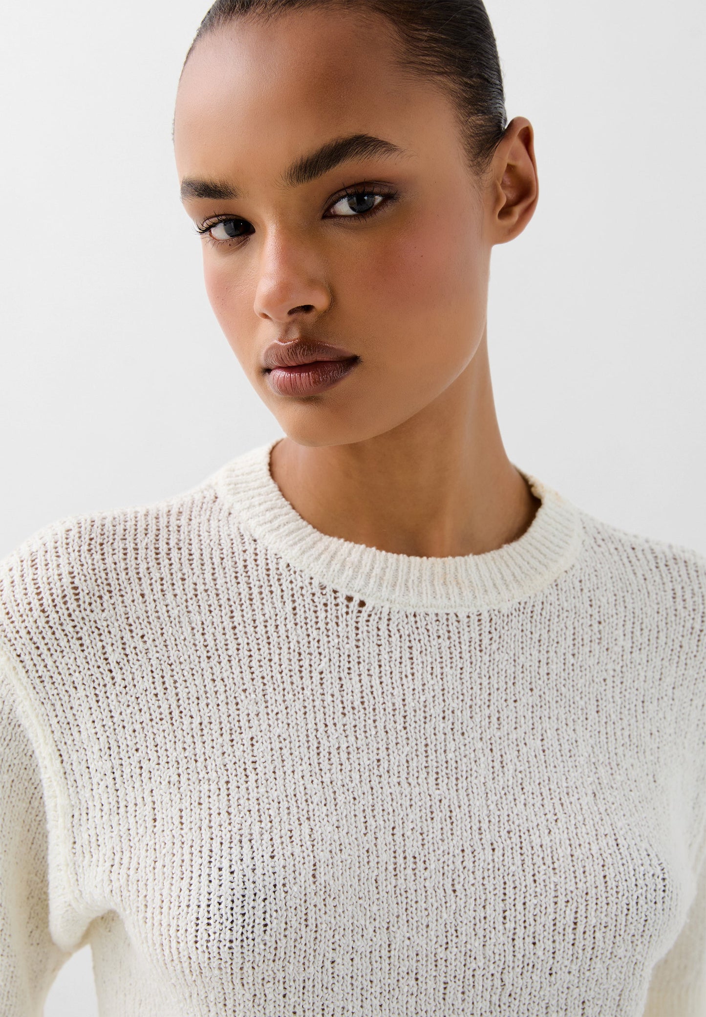 CAMISOLA CROPPED COM PORMENOR DE ACABAMENTO