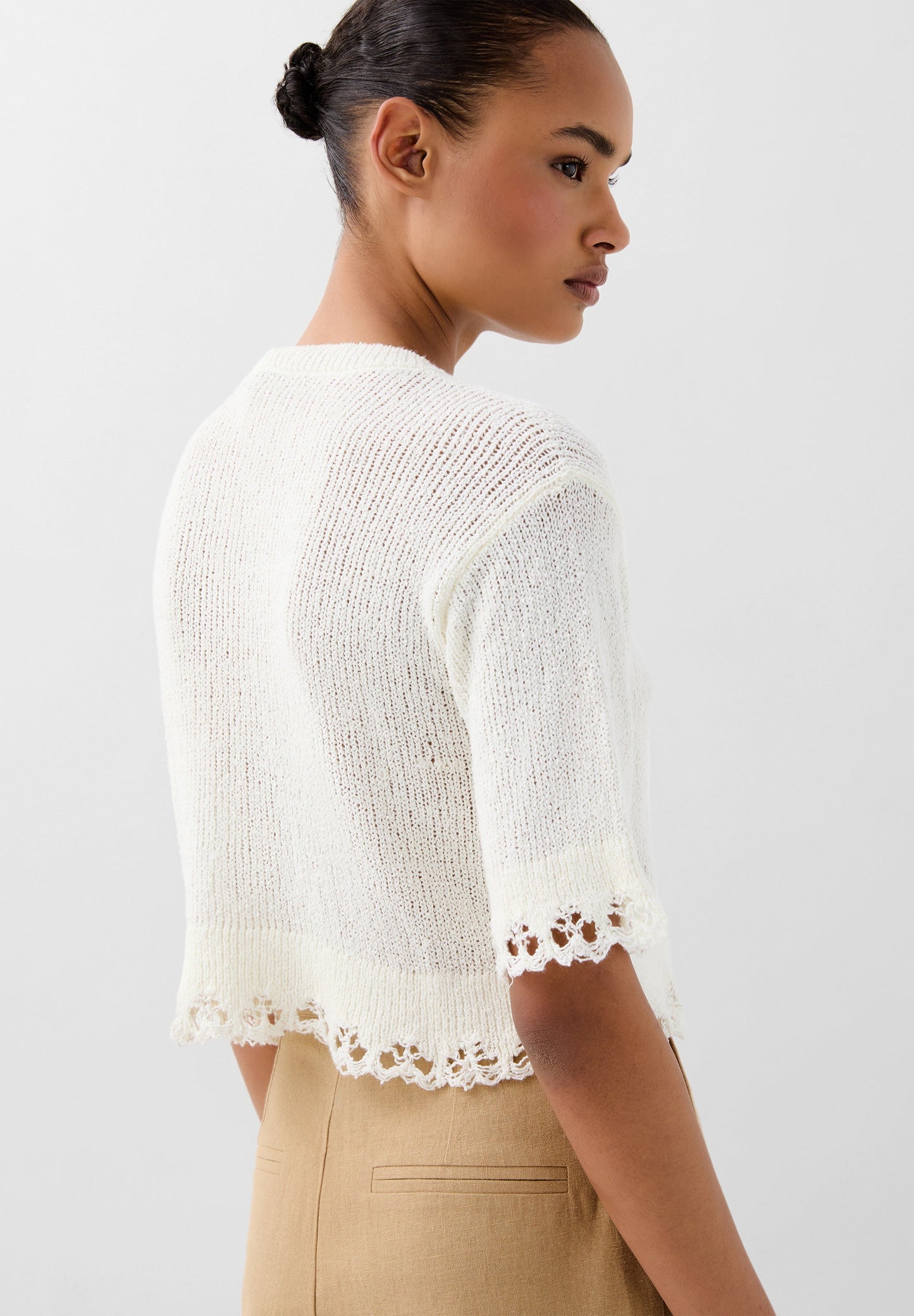 CAMISOLA CROPPED COM PORMENOR DE ACABAMENTO