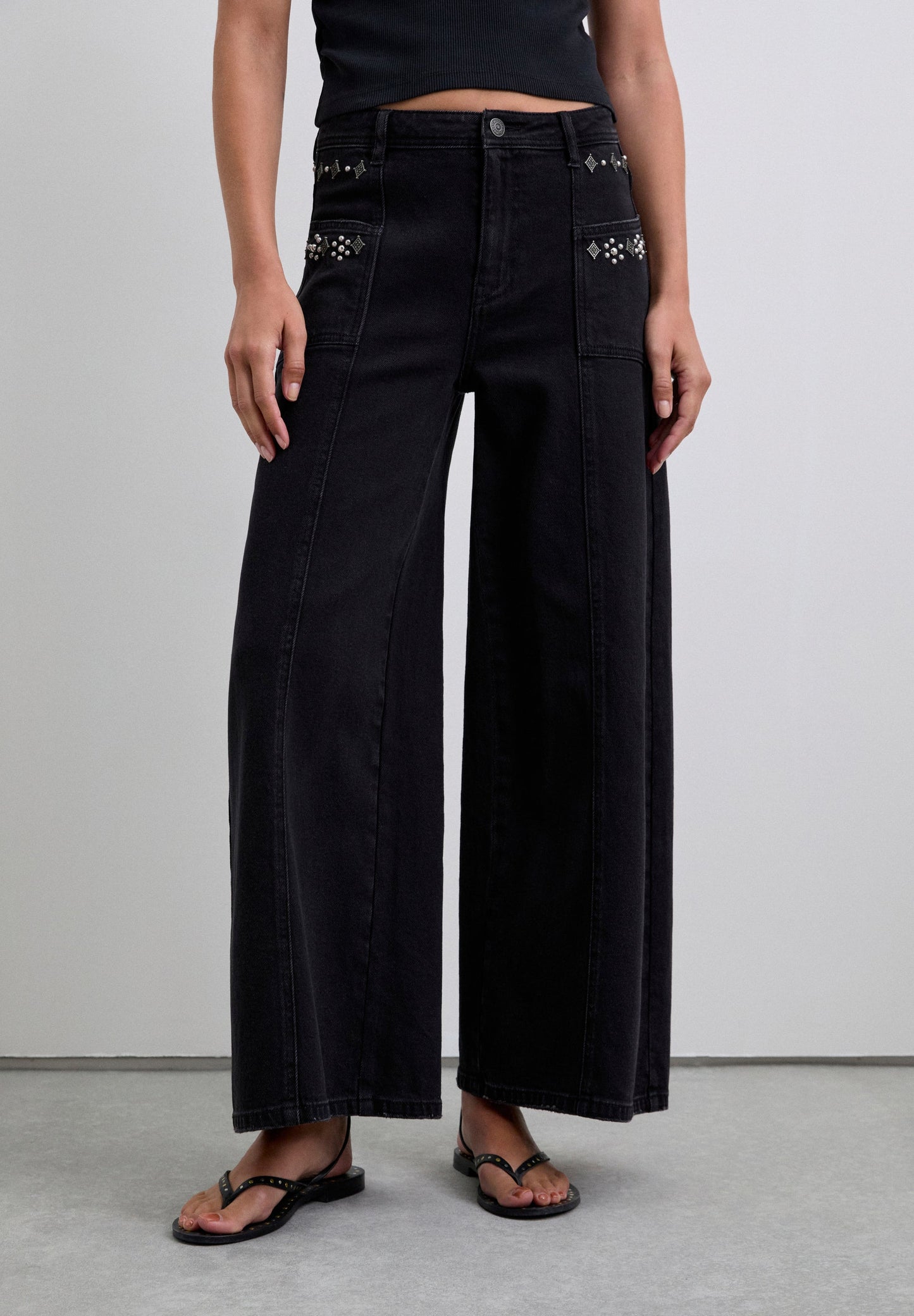 JEANS CULOTTE COM TACHAS