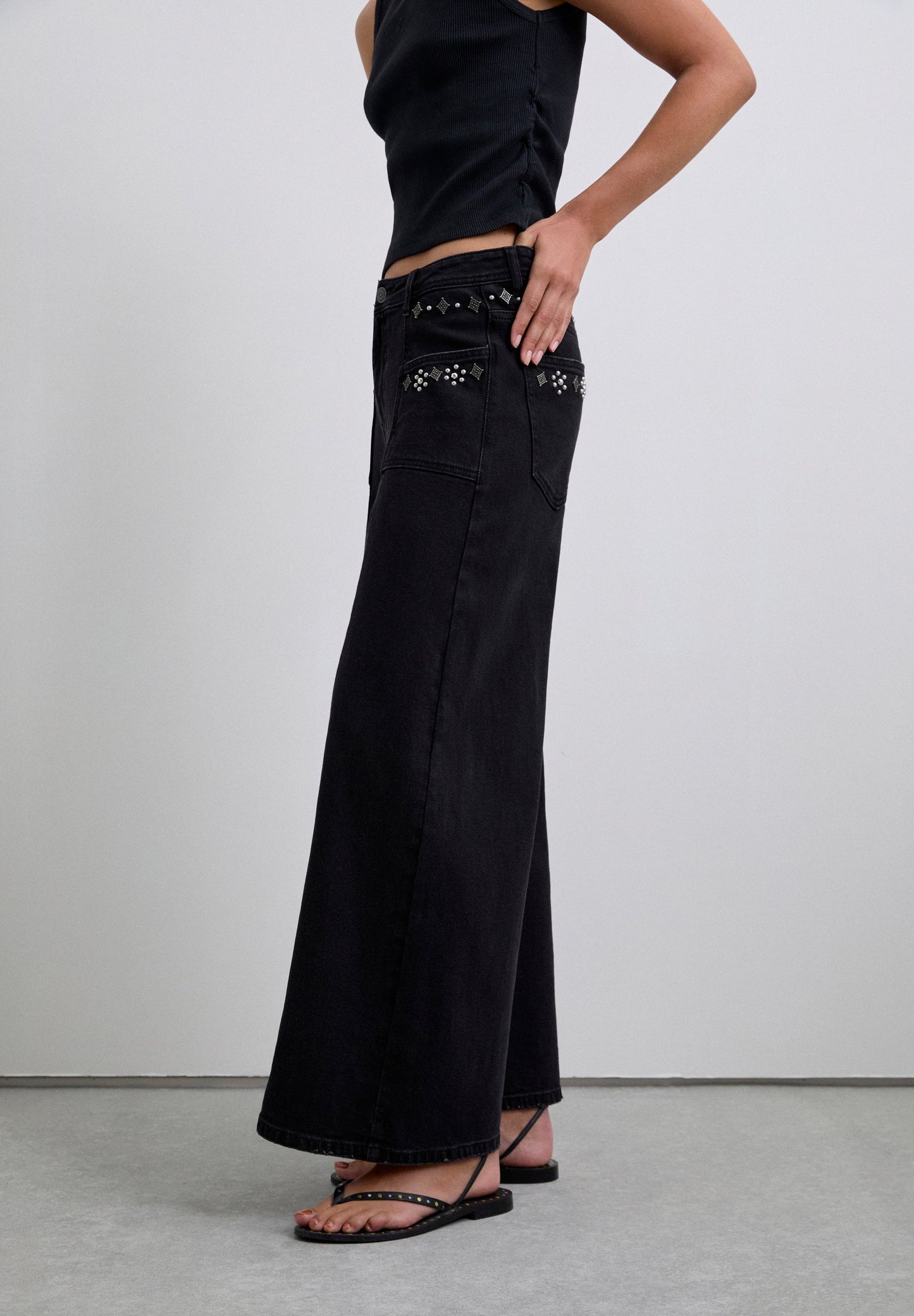 JEANS CULOTTE COM TACHAS