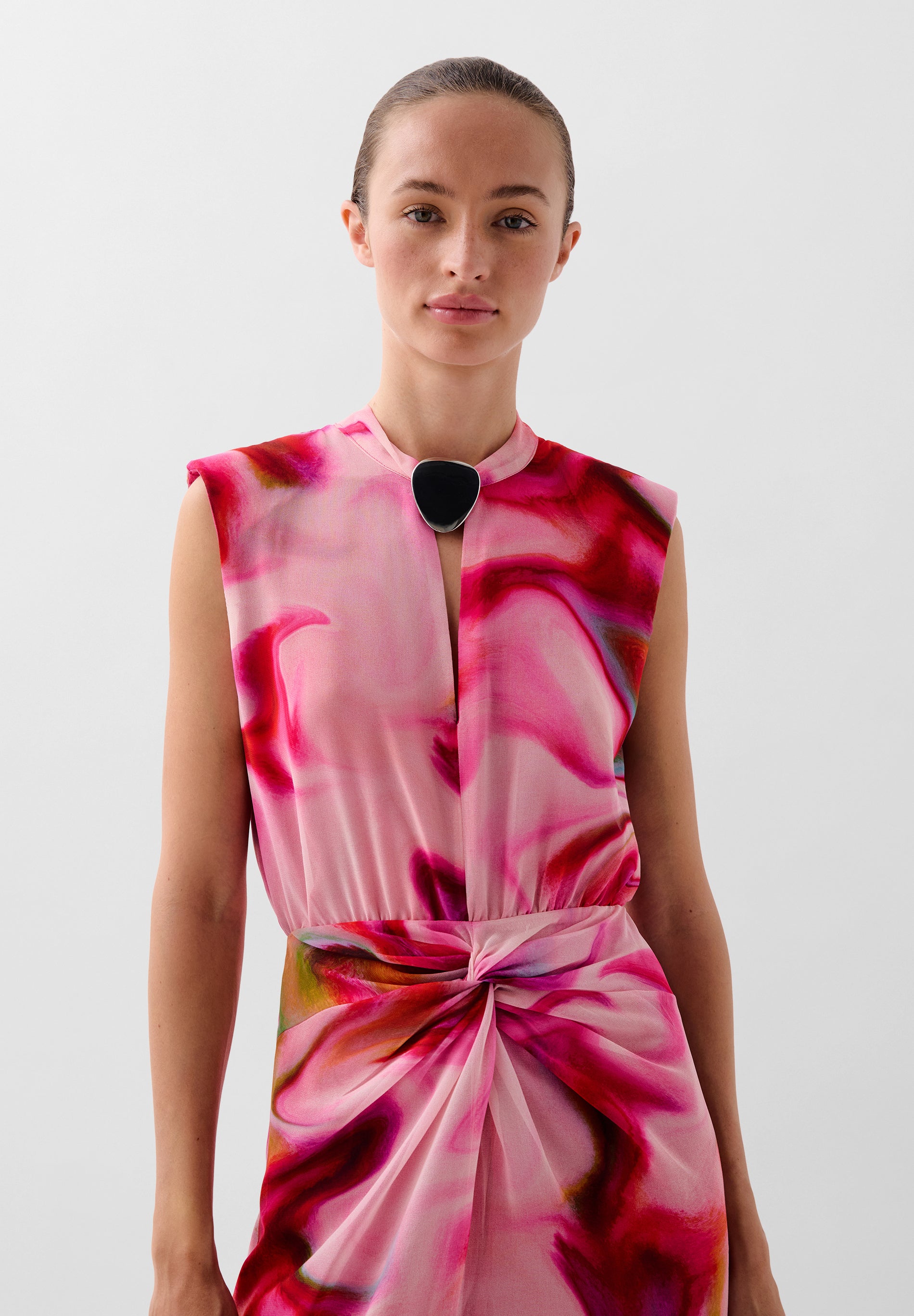 VESTIDO COM PADRÃO E NÓ