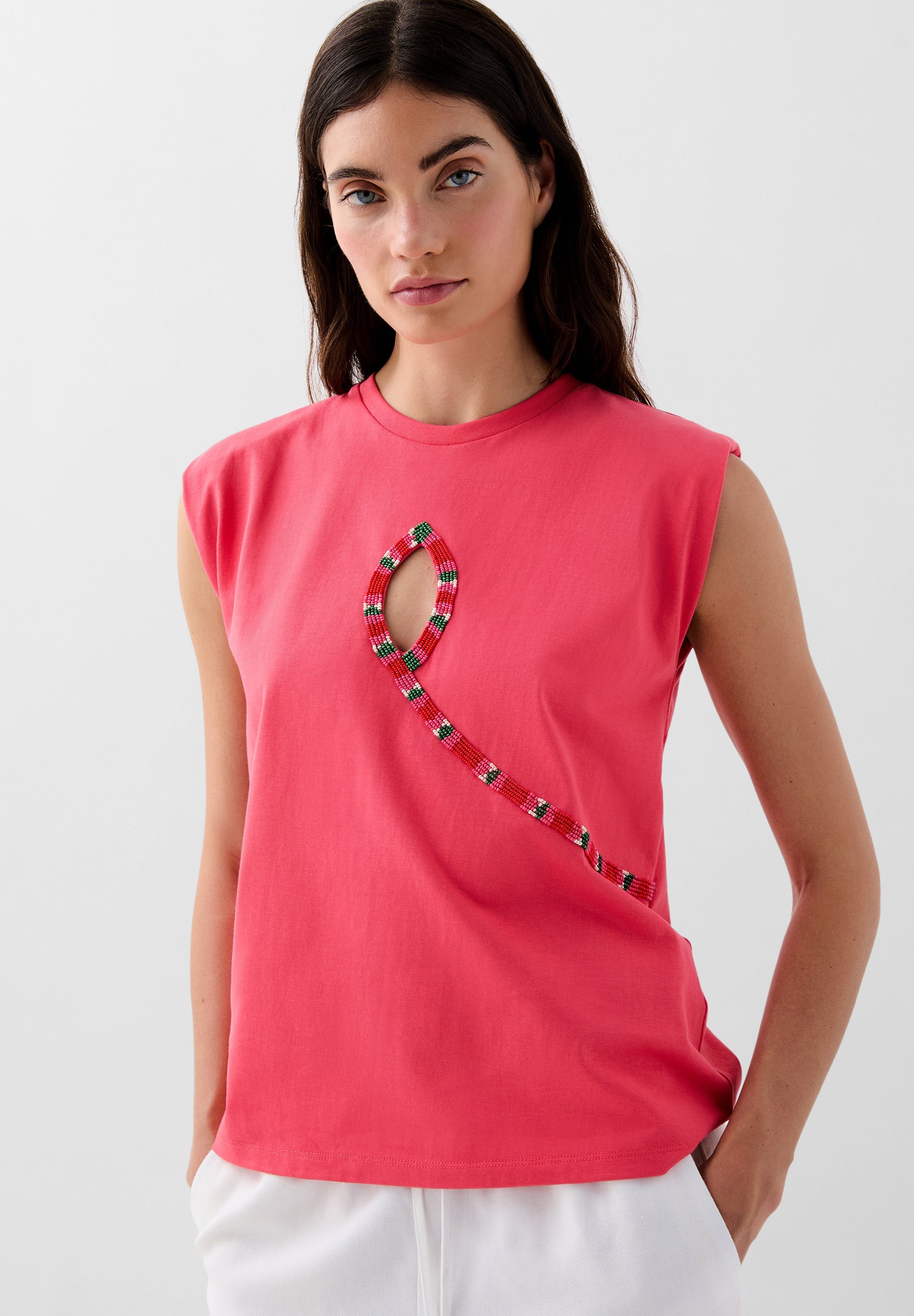 T-SHIRT COM PORMENOR DE ABERTURA E CONTAS