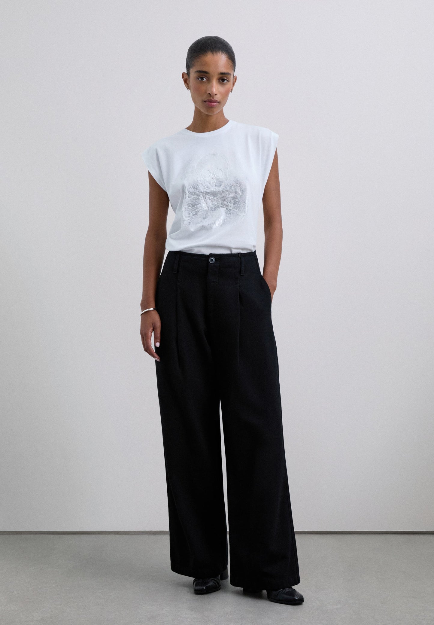 T-SHIRT COM PADRÃO METALIZADO E SKULL